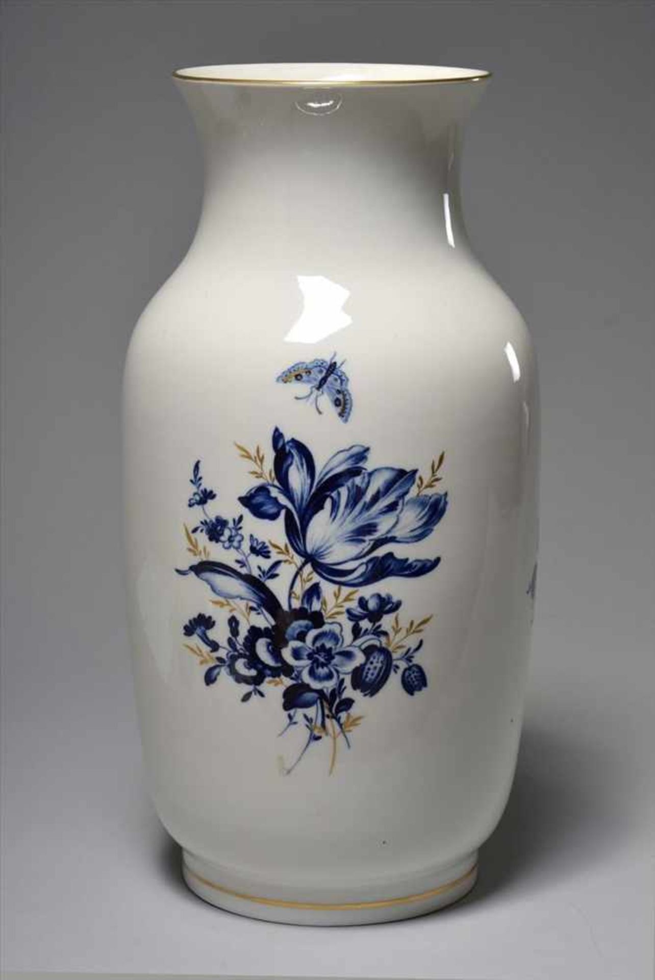 Große Vase, MeissenDekor Blaue Blume, goldstaffiert, 20.Jh., Porzellan, leicht gebauchter Korpus,