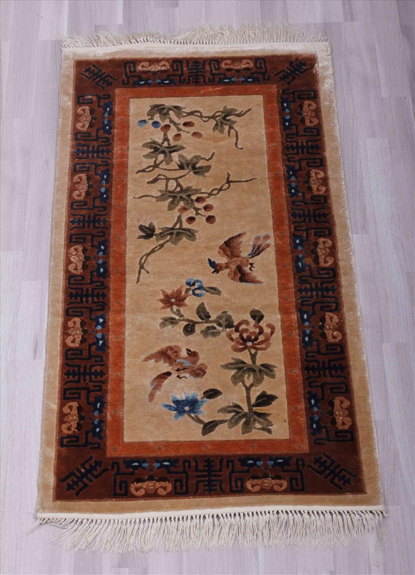 Kleiner TeppichChina, Naturseide, Vogel- u. Strauchdekor, 62x125cmSmall rug, China, natural silk,