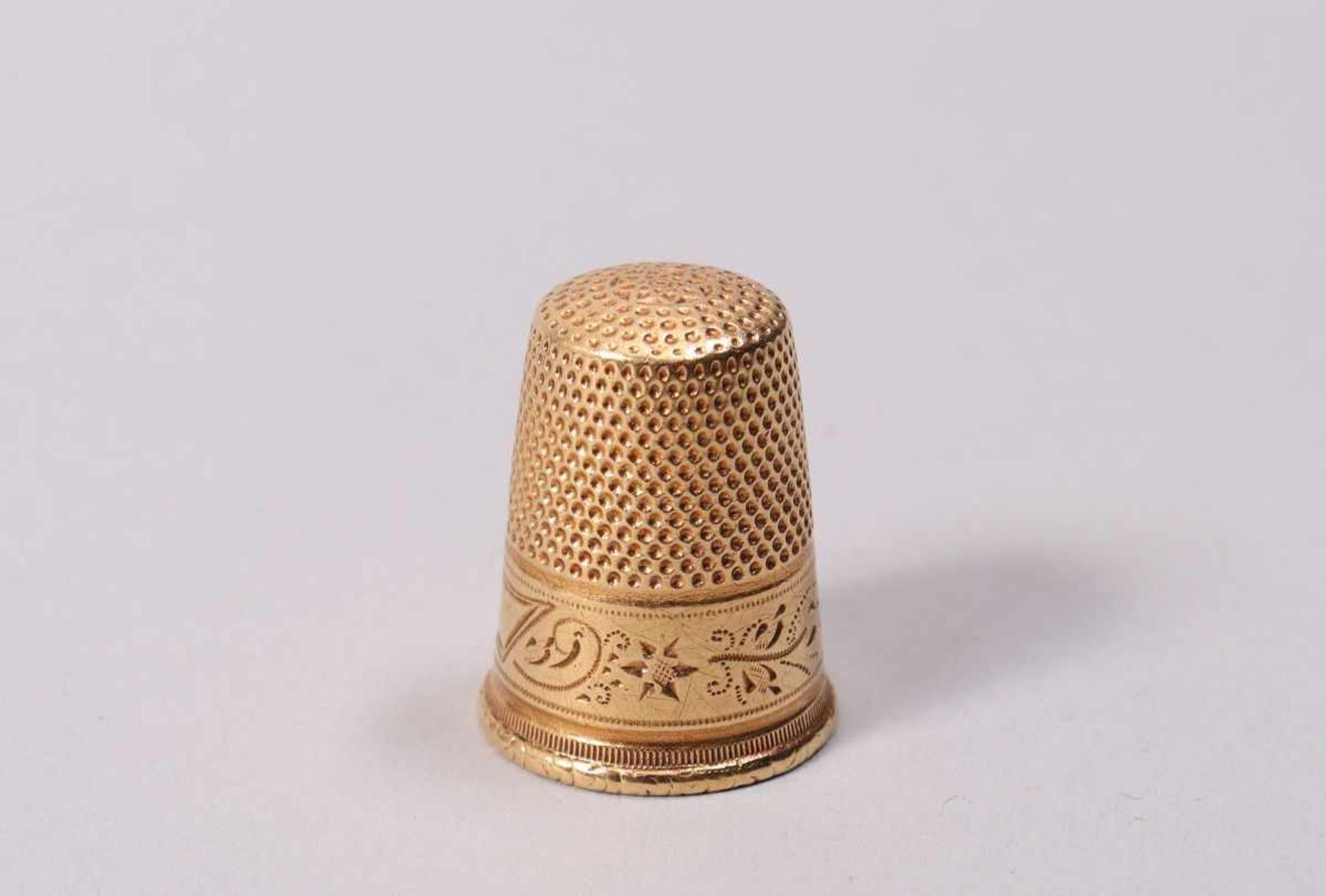3 verschiedene FingerhüteSilber bzw. Gold, 1.Hälfte 20.Jh., teilweise emailliert, H: 2-2,3cm, - Image 2 of 4