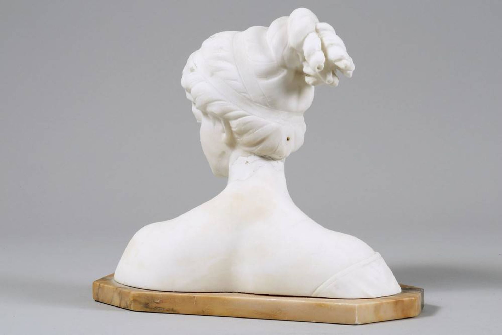 Antonio Garella (1863 Ferrara - 1919 Florenz) alabaster bust, signed, 26,5x29x13,5cm, neck repaired, - Bild 3 aus 4