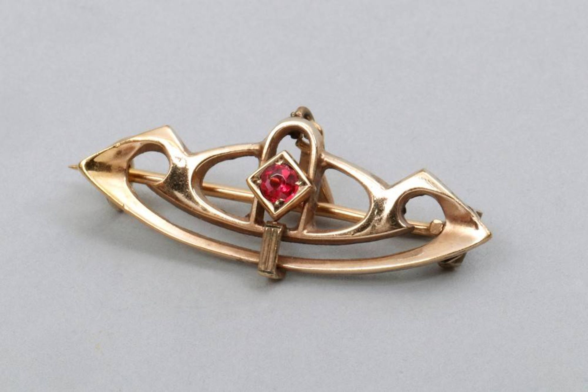 Art Nouveau brooch8kt gold, ca. 1900, red, semi precious stone, 3,2cm, 1,60g in total Jugendstil-