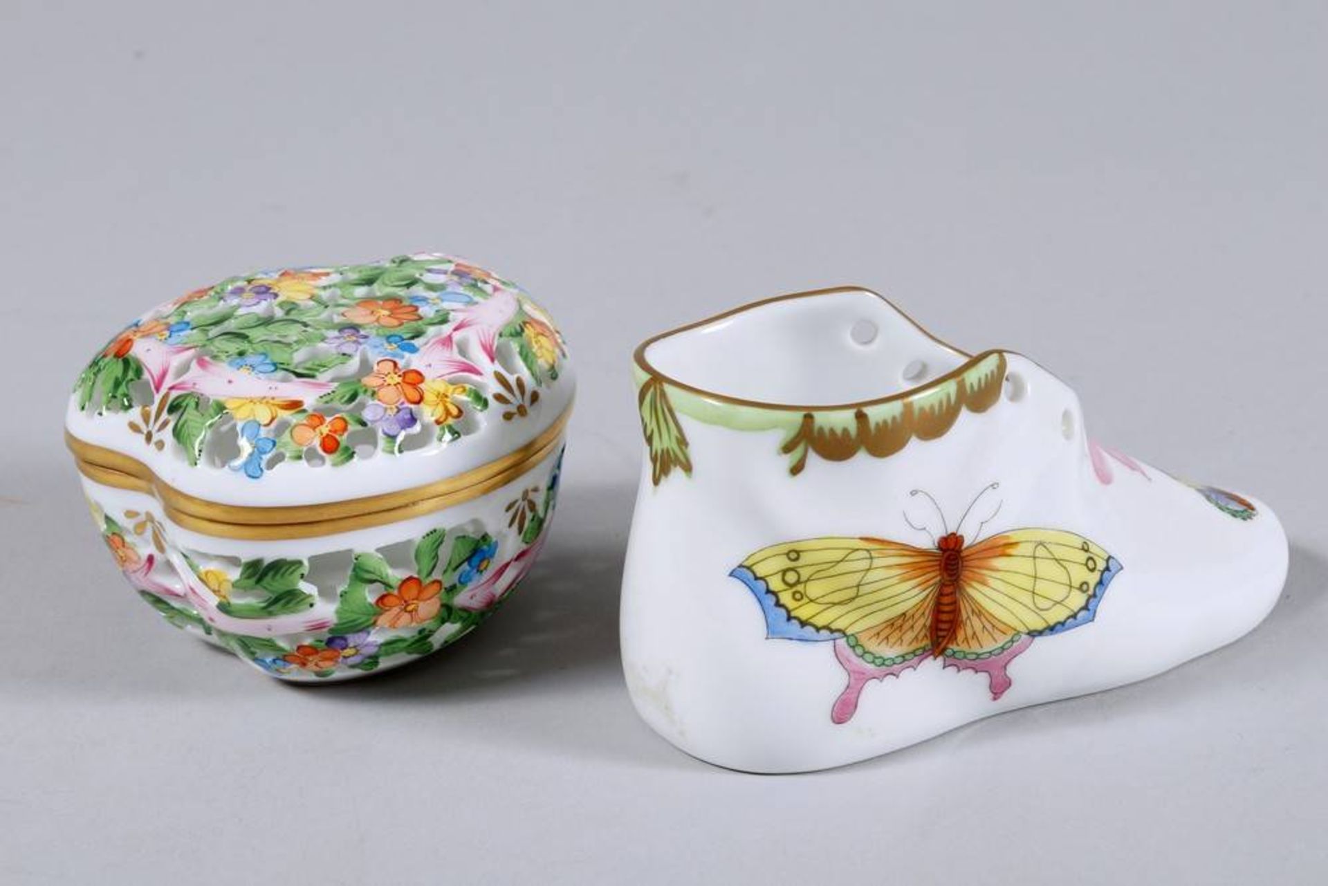 Lot porcelain Herend, Hungary, 20th C., 2 pcs, lidded jar and shoe ornament, L: 8,5-10,5cm, slight - Bild 2 aus 4