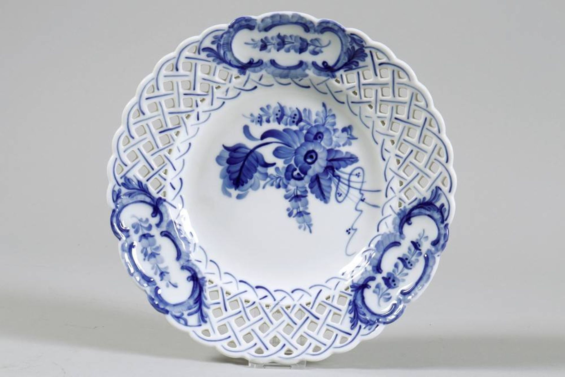 Wall plate Royal Copenhagen, Denmark, 20th C., decor "Blaue Blume", D: 24cm, signs of useWandteller,