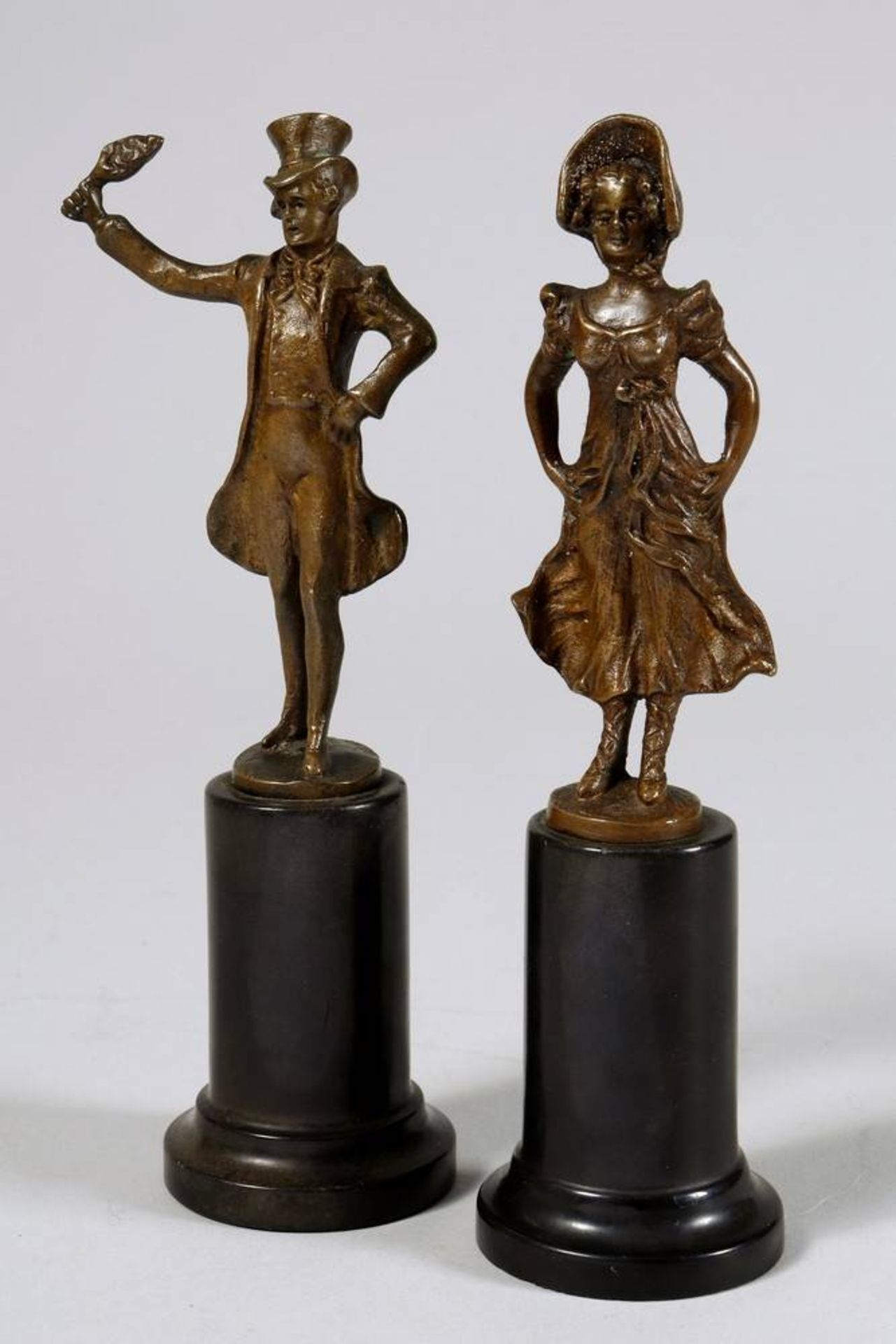 Anonymous 20th C., 2 Biedermeier-Figurines on slate plinth, brass, H: 15,5-16cm, 1 plinth with minor