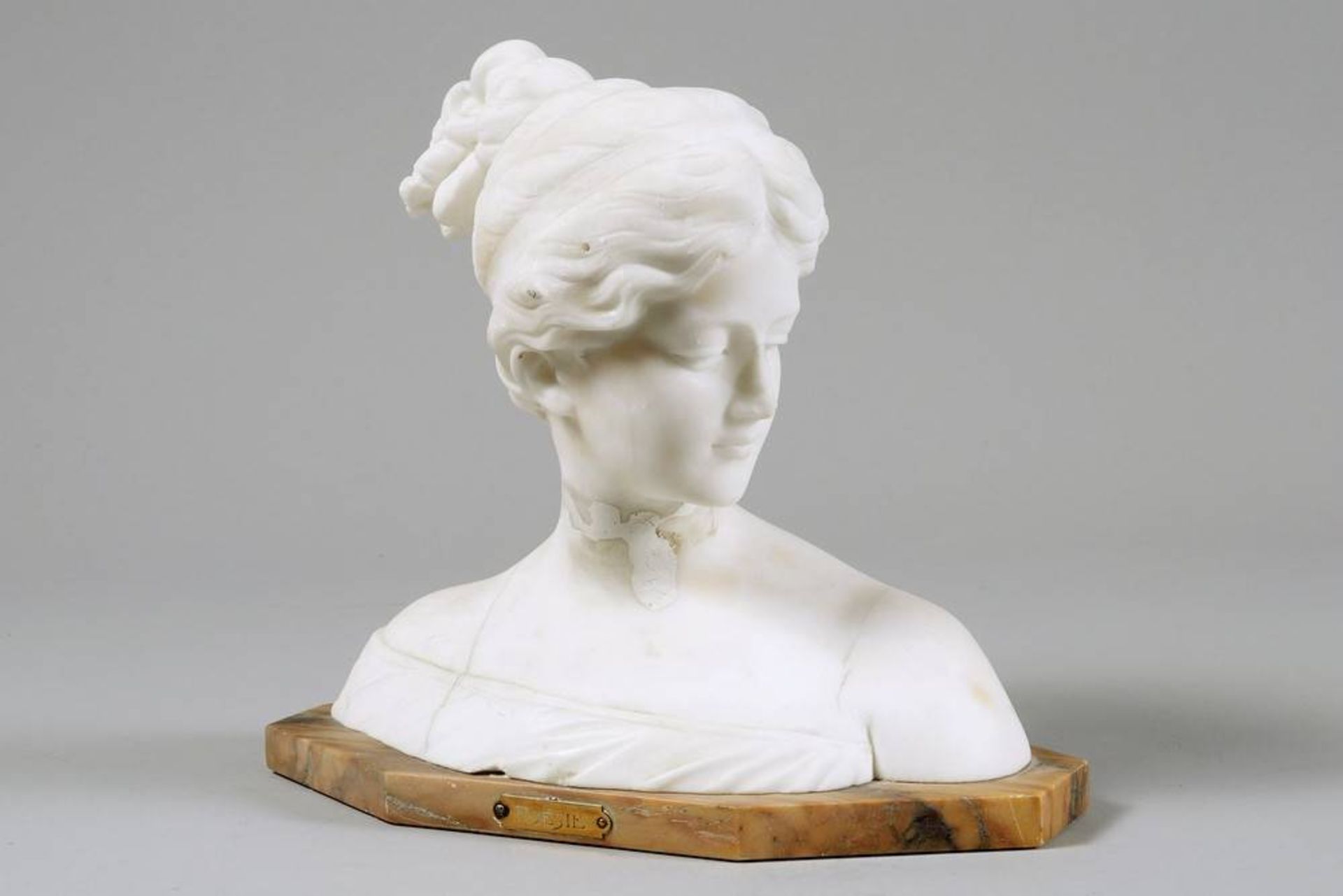 Antonio Garella (1863 Ferrara - 1919 Florenz) alabaster bust, signed, 26,5x29x13,5cm, neck repaired,