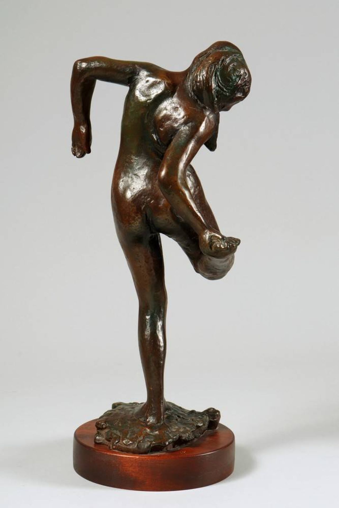 After Edgar Degas female nude, bronzed resin, Ara Kunst Bildgießerei, H: ca. 47,5cmEdgar Degas, nach - Bild 2 aus 4