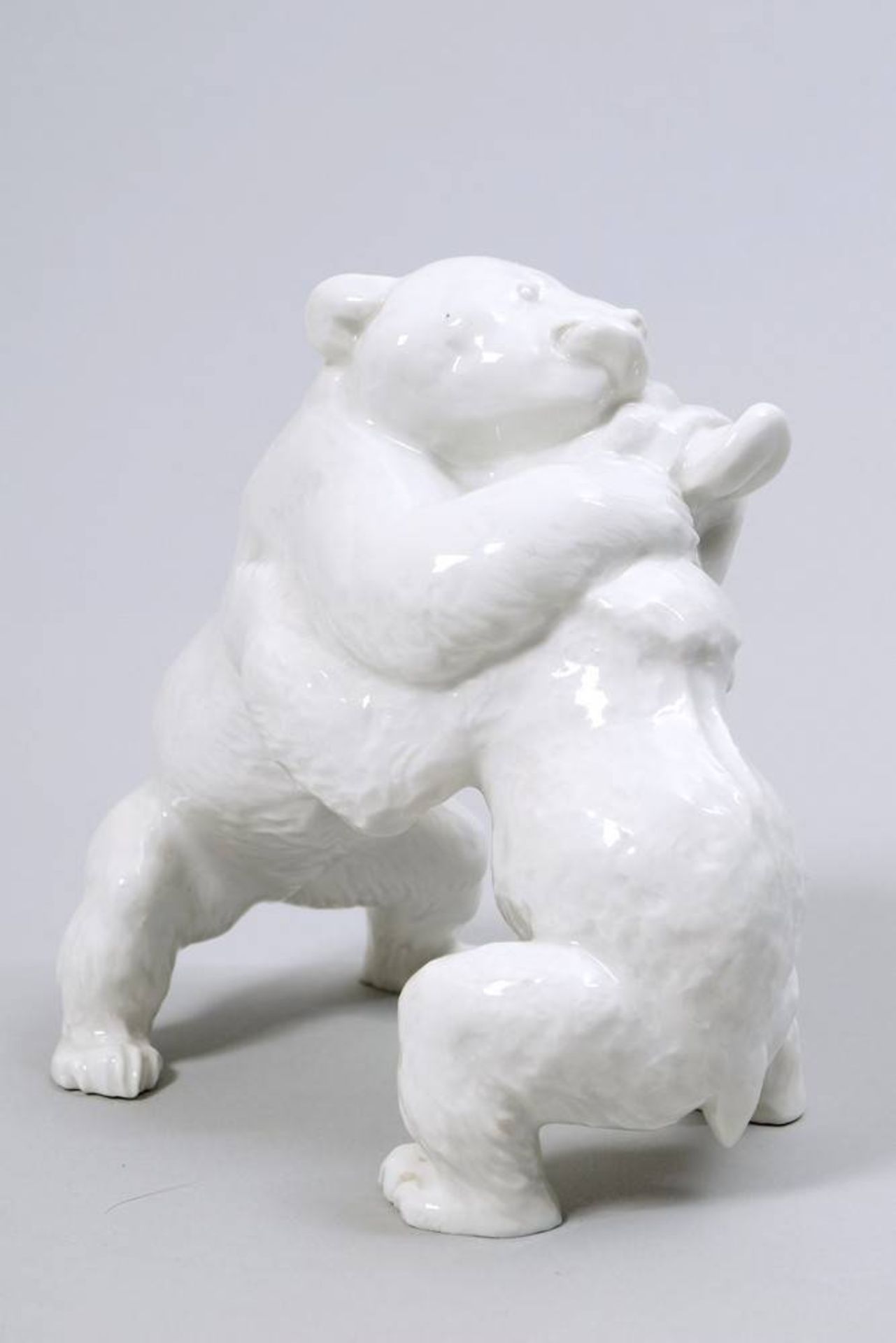 Playing bear cubs Allach, 1933-45, porcelain, marked, H: 11,5cm, minor glaze defectSpielende - Bild 3 aus 5