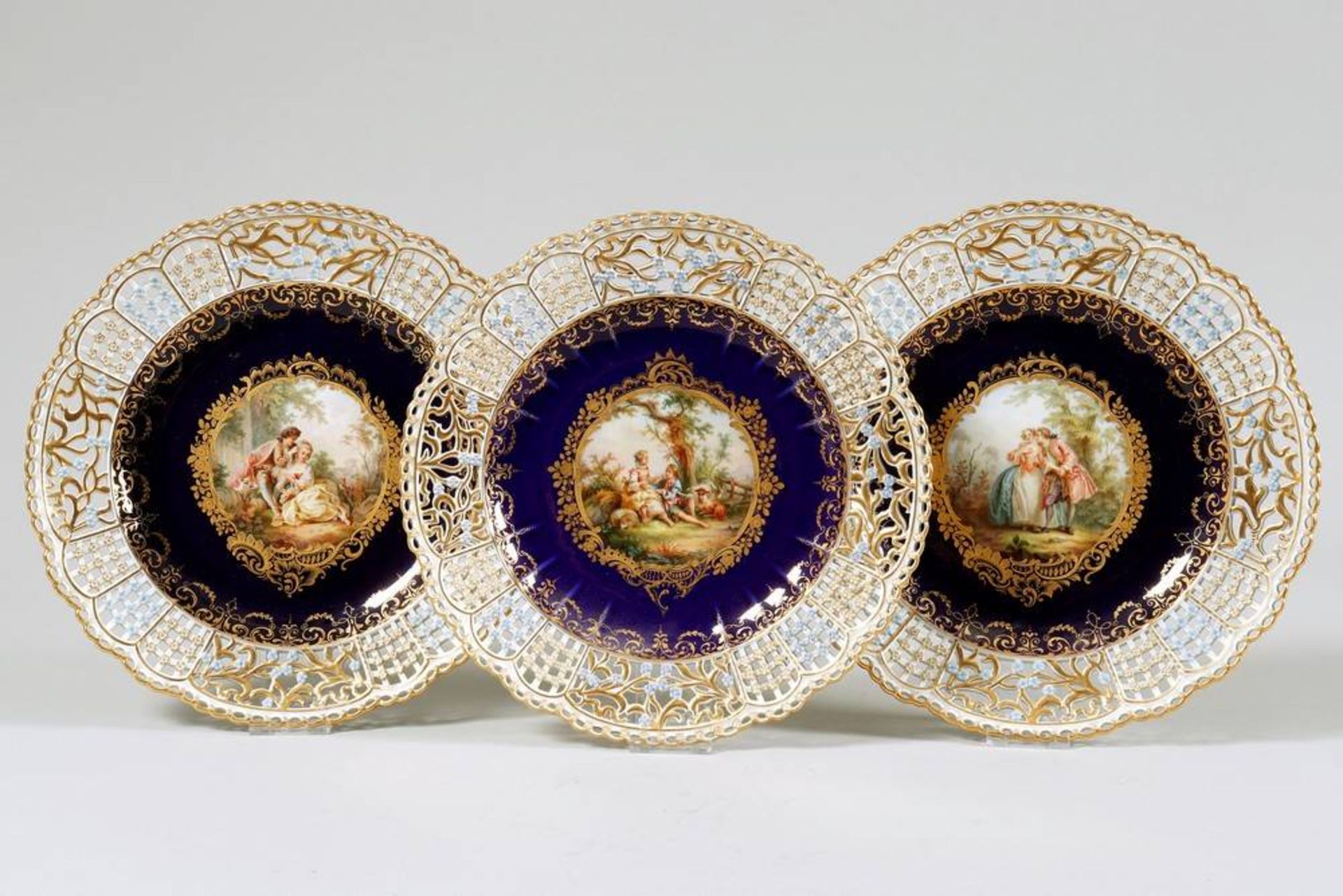 3 pierced plates Meissen, ca. 1900, "Watteau" decoration and applied "forget-me-not", D: 26cm3