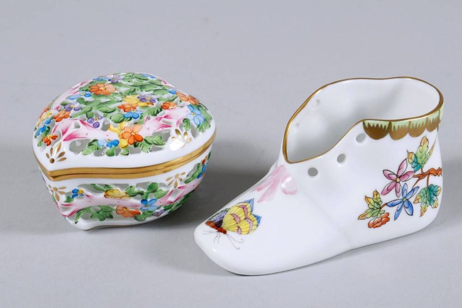 Lot porcelain Herend, Hungary, 20th C., 2 pcs, lidded jar and shoe ornament, L: 8,5-10,5cm, slight