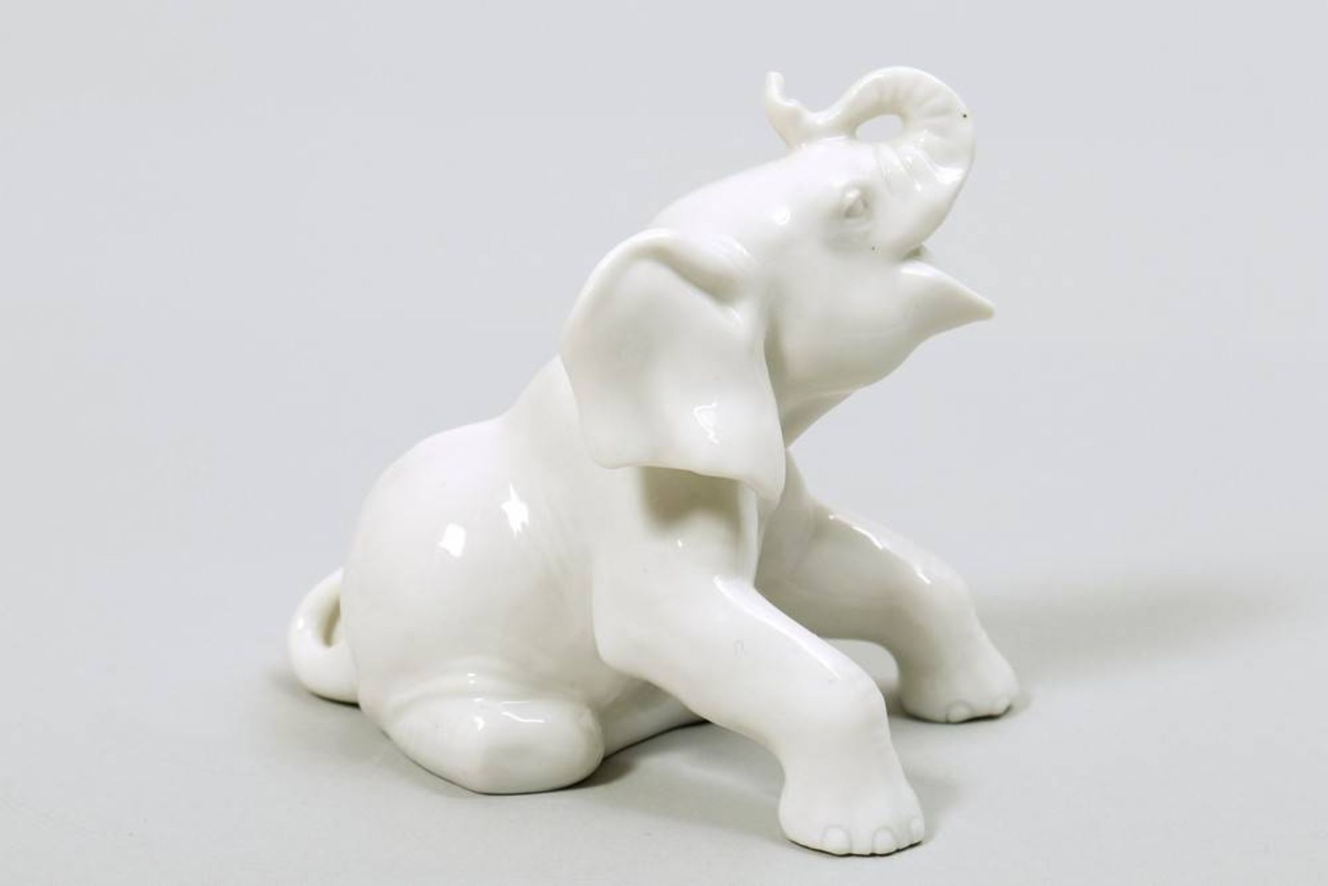 Reclining elephant Allach, 1933-45, porcelain, marked, illegible pressNo., H: 7cmHockender - Bild 2 aus 5