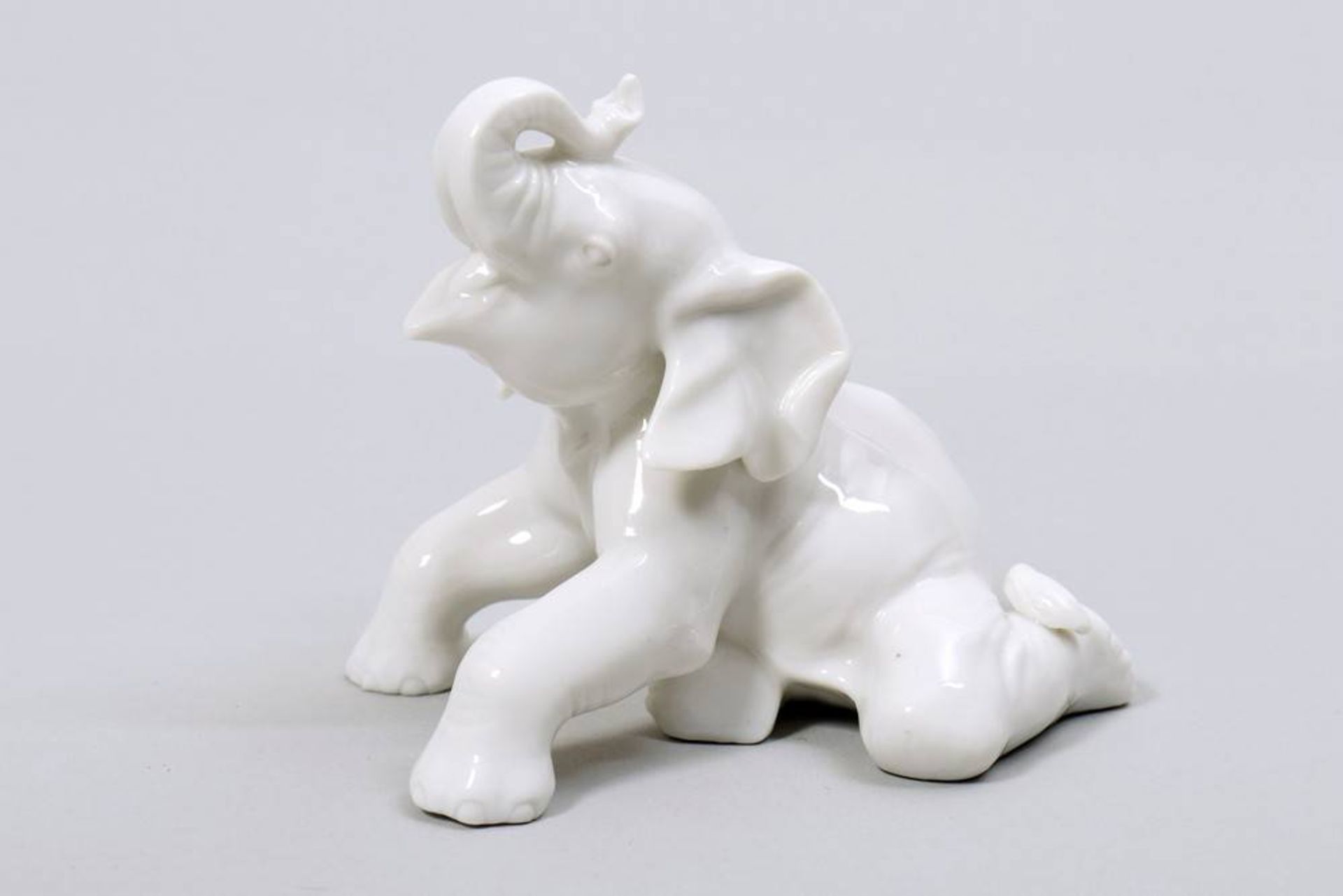 Reclining elephant Allach, 1933-45, porcelain, marked, illegible pressNo., H: 7cmHockender