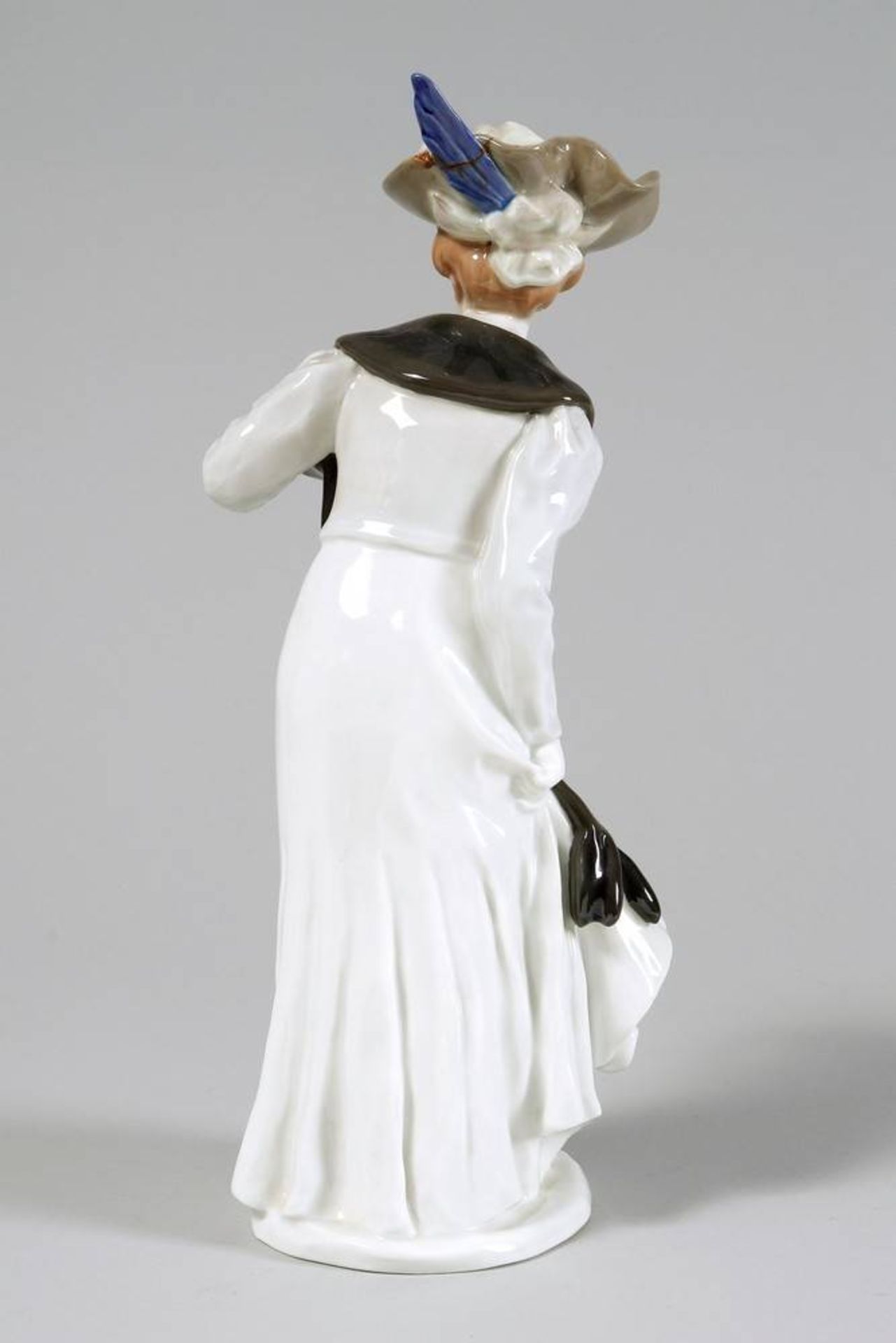 Lady with muff Design Konrad Hentschel for Meissen, ca. 1906, porcelain, sword mark, modell No. " - Bild 3 aus 10