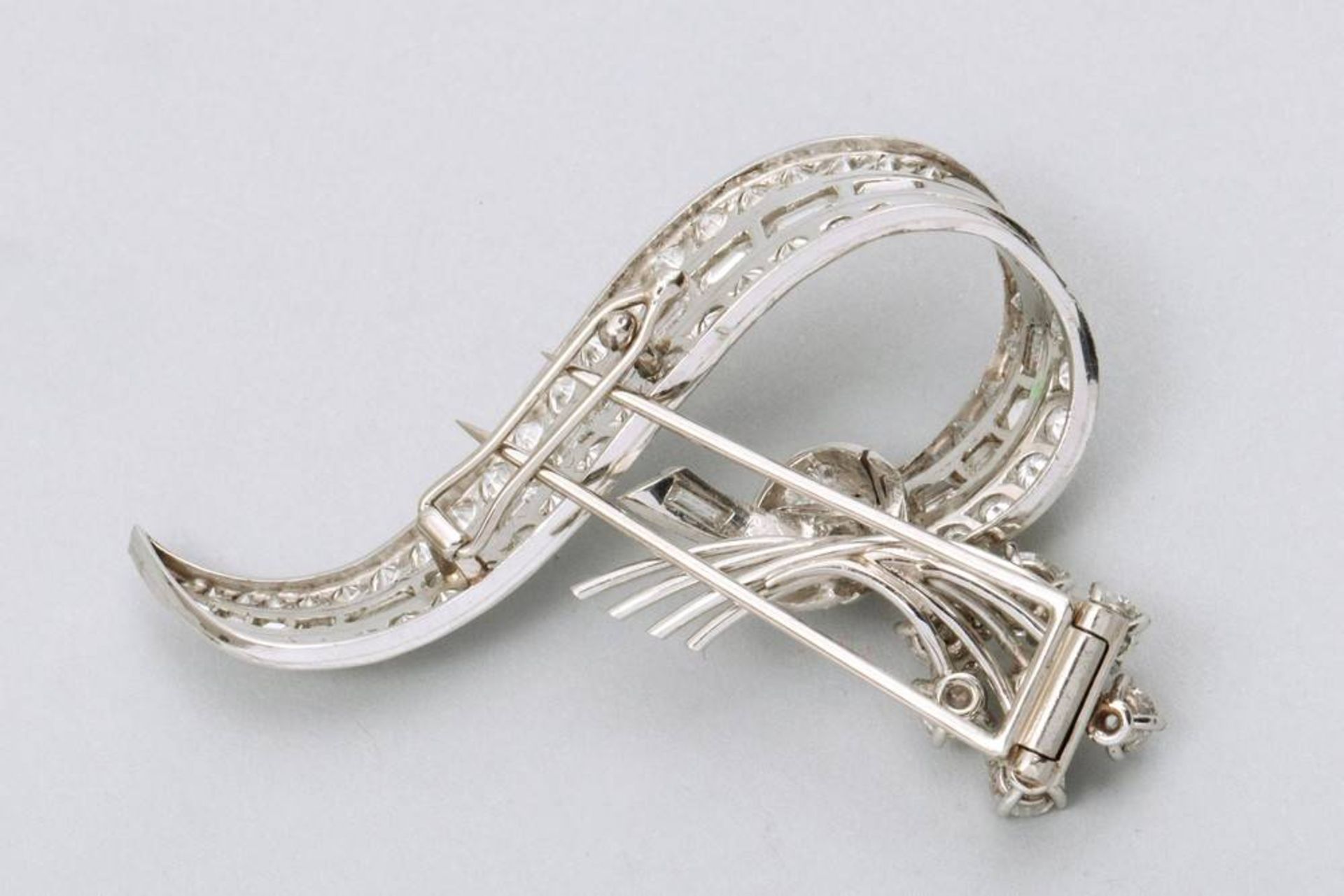 Art Deco brooch 750 white gold, S-shape with floral application, set with 90 diamonds, thereof 60 - Bild 2 aus 3