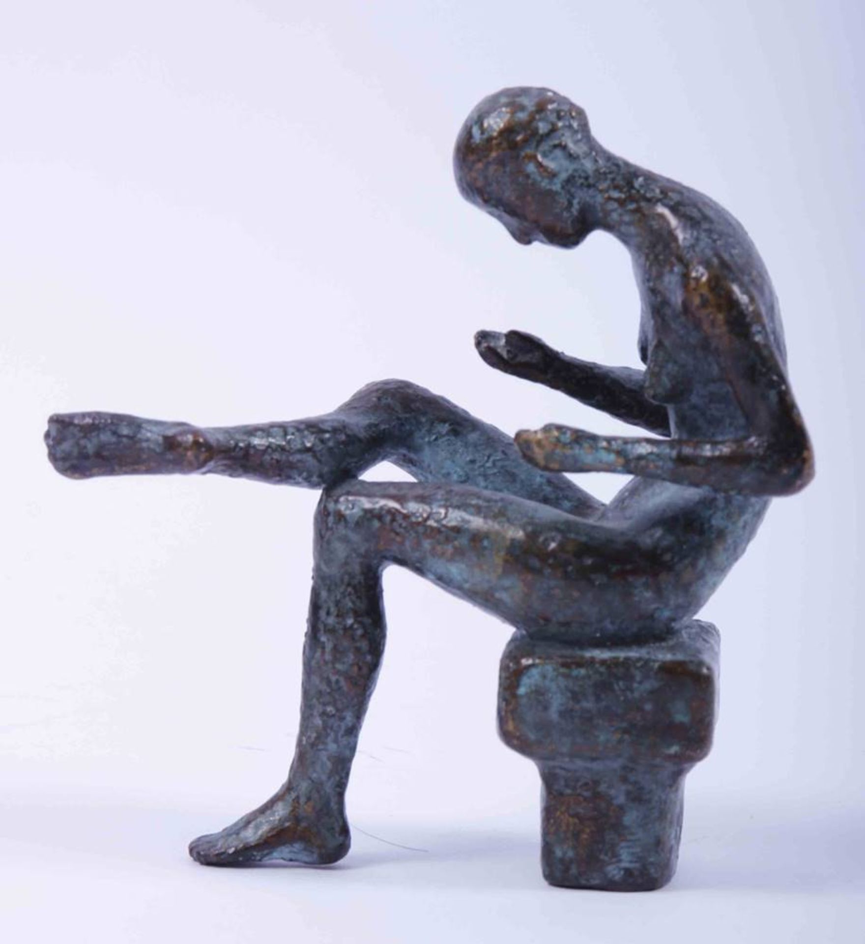 Wolfgang FriedrichSmall, seated woman, bronze, partially patinated, signed and dated (19)92 verso, - Bild 2 aus 3