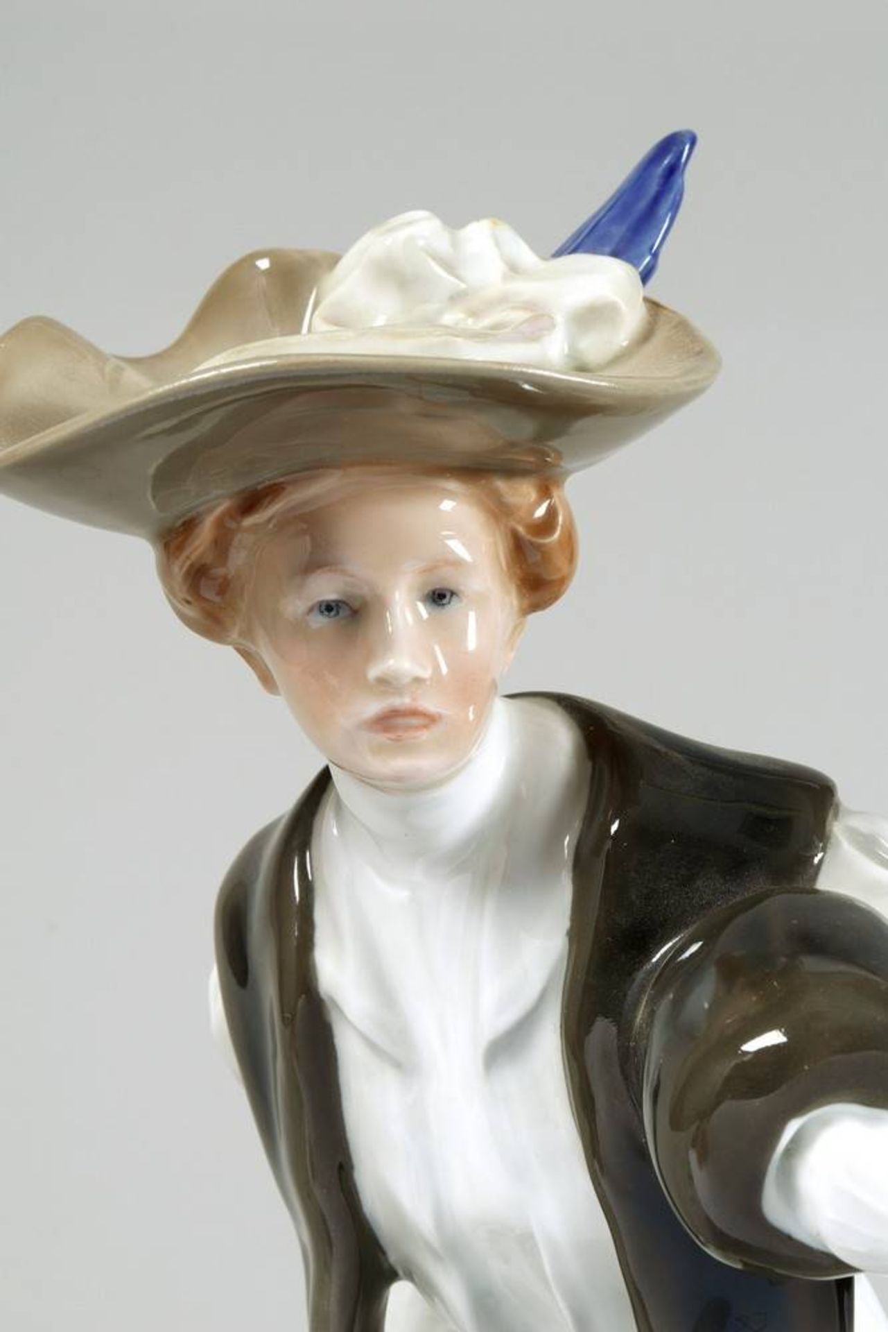 Lady with muff Design Konrad Hentschel for Meissen, ca. 1906, porcelain, sword mark, modell No. " - Bild 5 aus 10