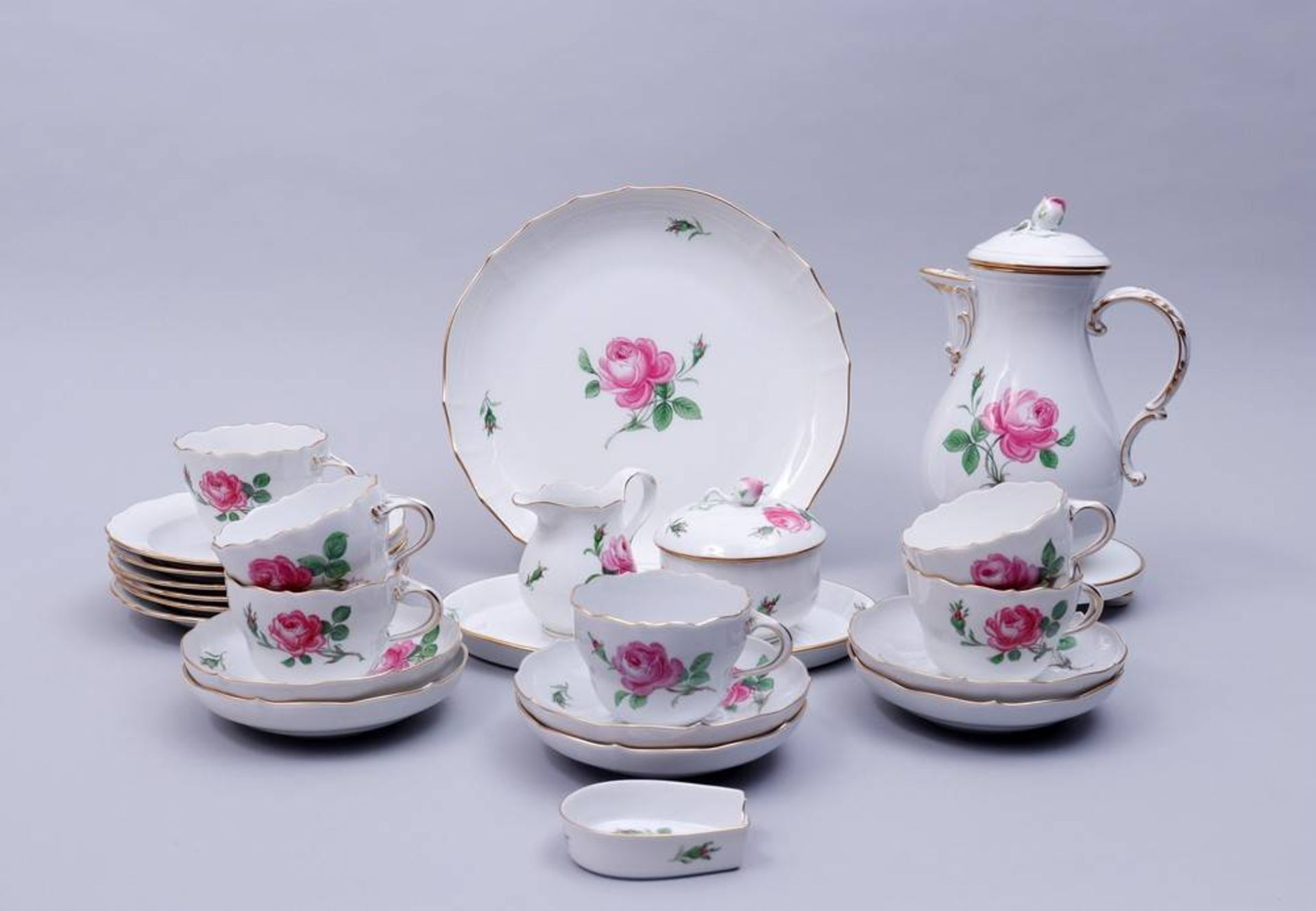 Coffee service Meissen, 20th C., 25 pcs, red rose decoration, sword marks, grind marks, D: 28cm (