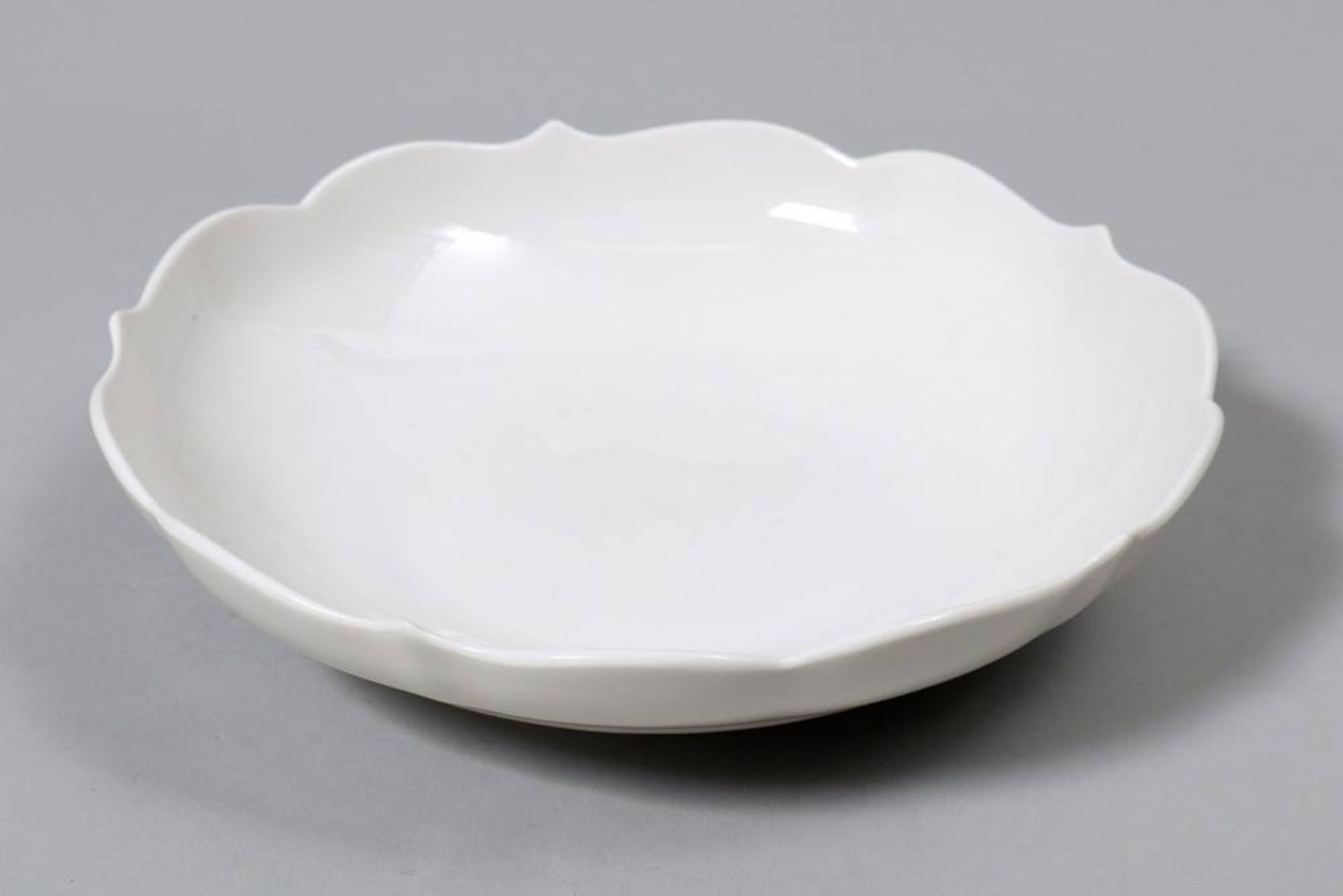 Dish Meissen, 20th C., porcelain, sword marks, 4 grind marks, D: 18,5cm, base with minor