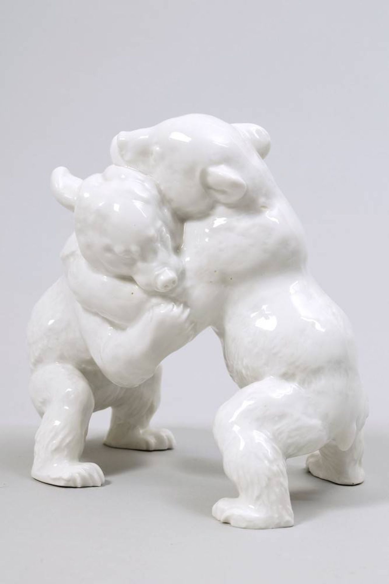 Playing bear cubs Allach, 1933-45, porcelain, marked, H: 11,5cm, minor glaze defectSpielende