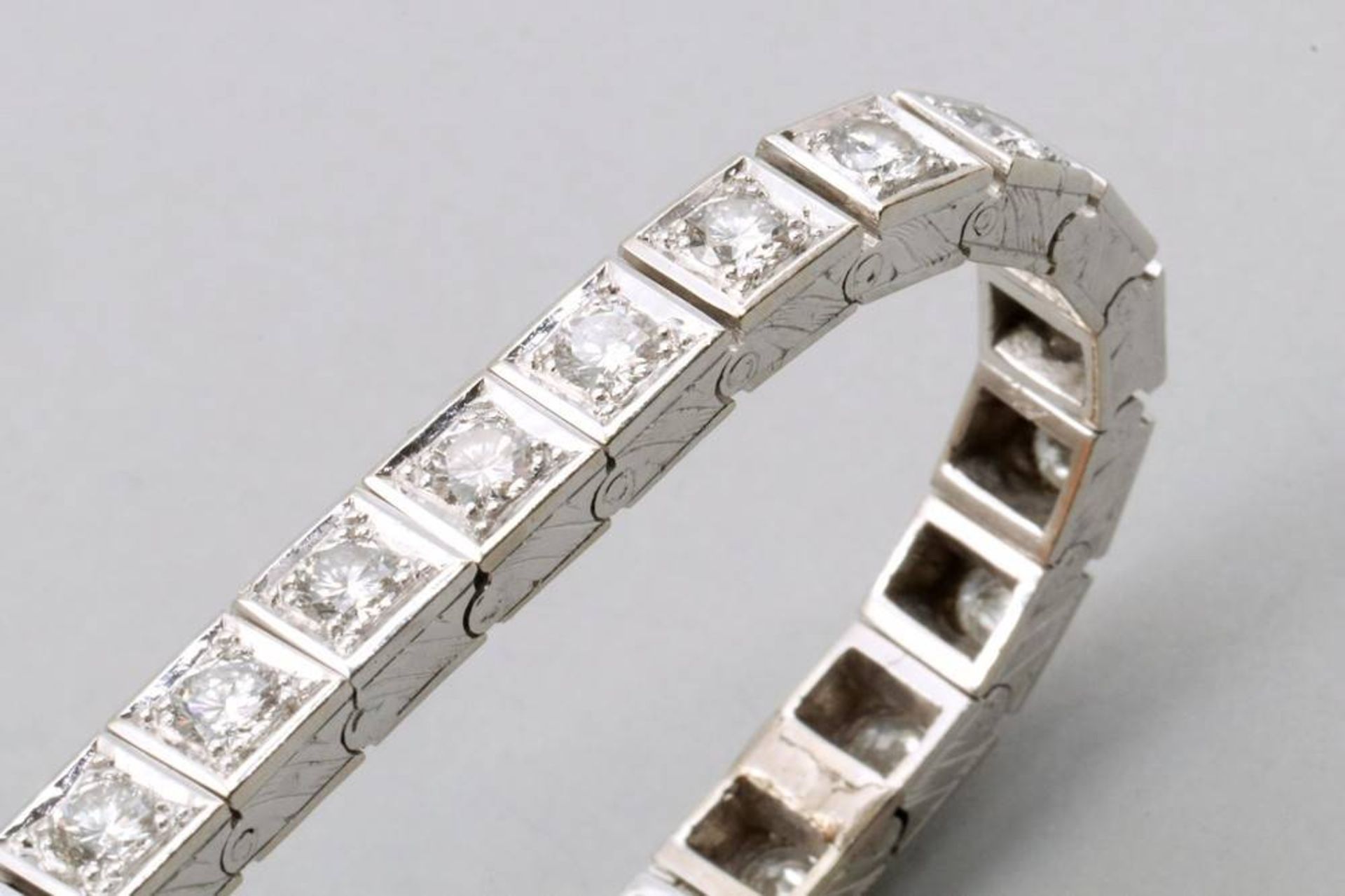 Art Deco bracelet 750 white gold, 27 brilliant cut diamonds, ca. 6,75ct in total, VVS/VS (one - Bild 2 aus 5