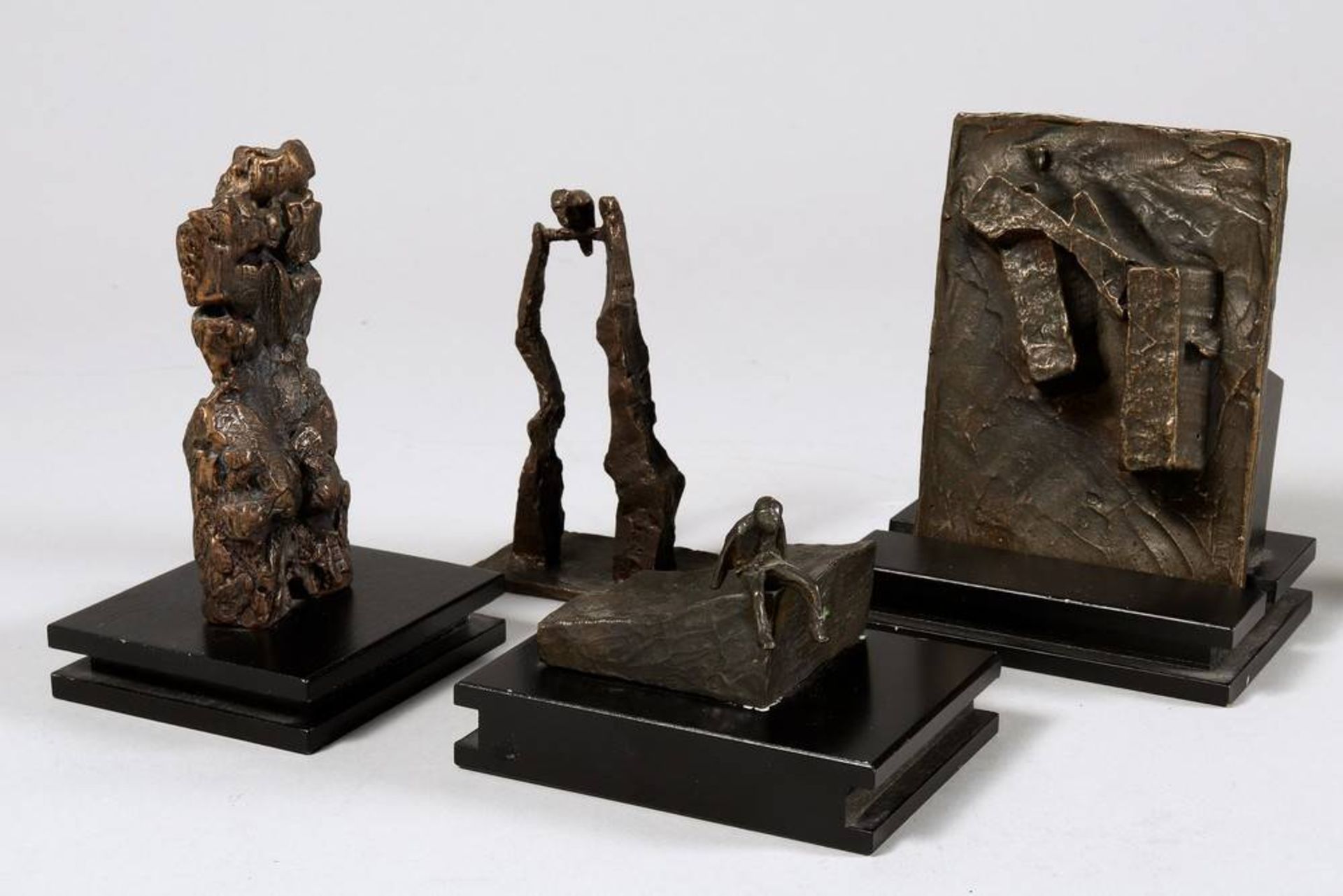 4 small sculptures bronze, patinated, abstract subject matter, unsigned, H: 5,5-13cm4 kleine