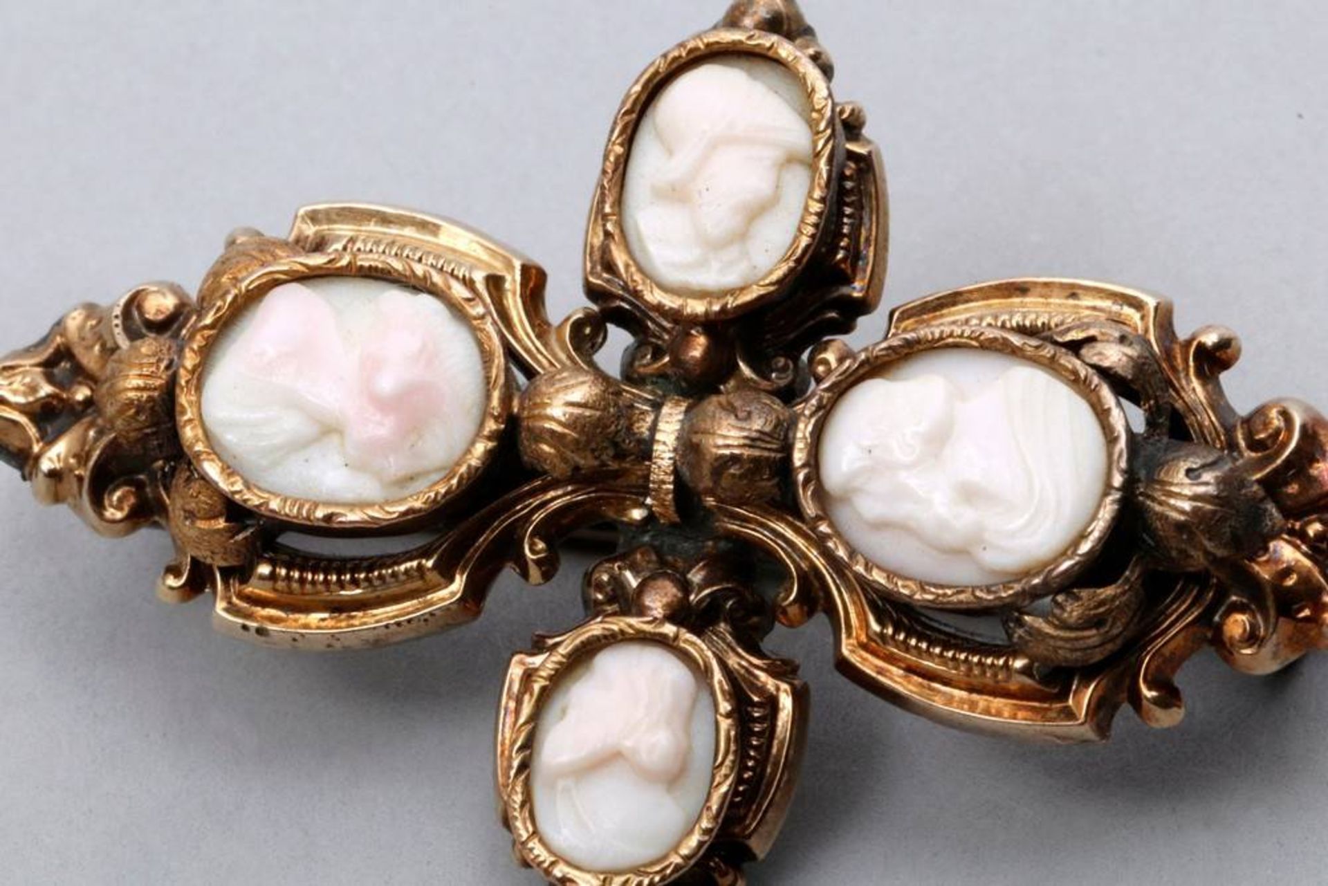 Biedermeier cross brooch 18kt gold, 4 portrait-cameos, H: ca. 5cm, signs of age and - Bild 3 aus 3