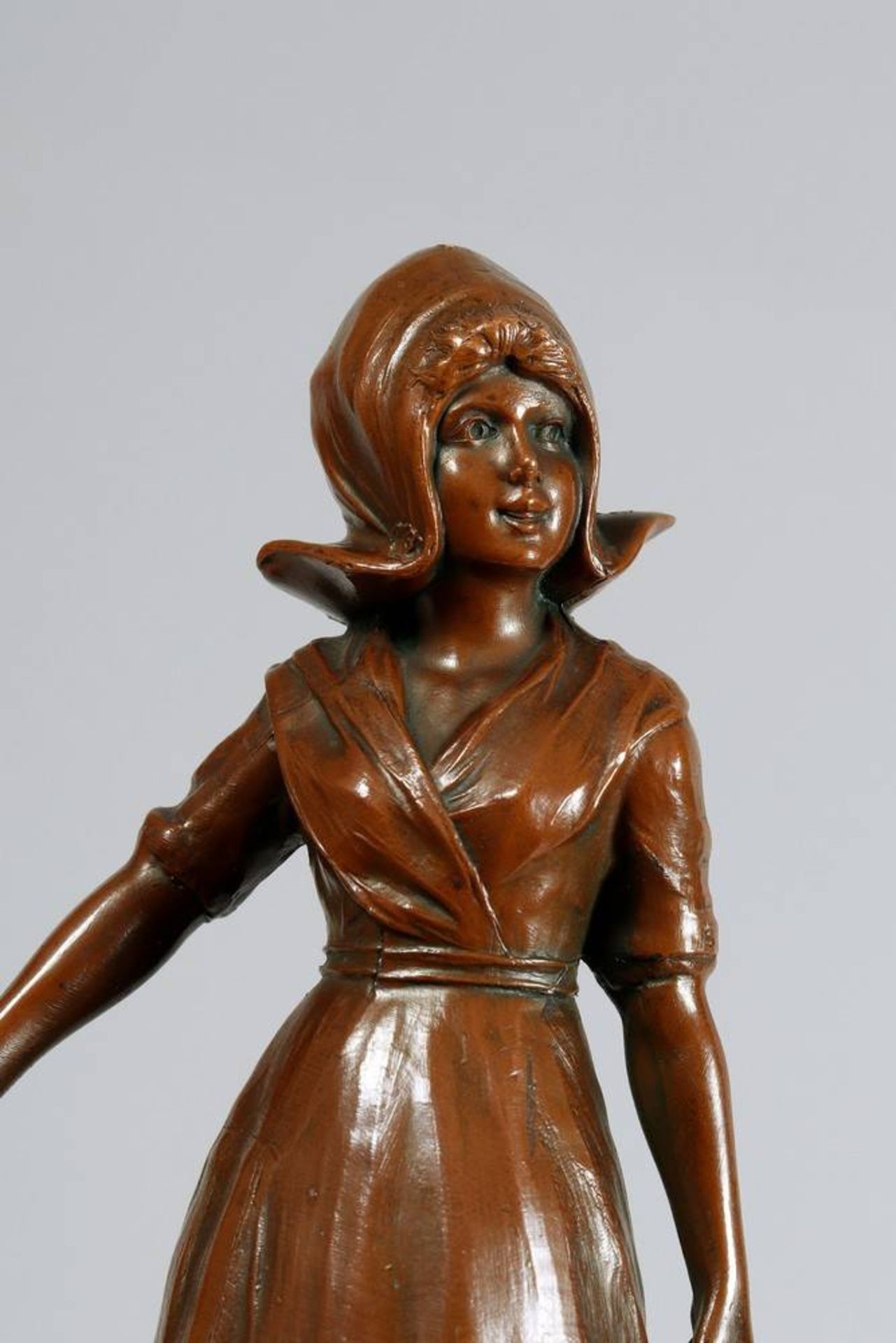 Dutch Girl poss. German, 20th C., patinated metal, stone base, H: 20,5cmJunge Holländerin wohl - Bild 3 aus 4