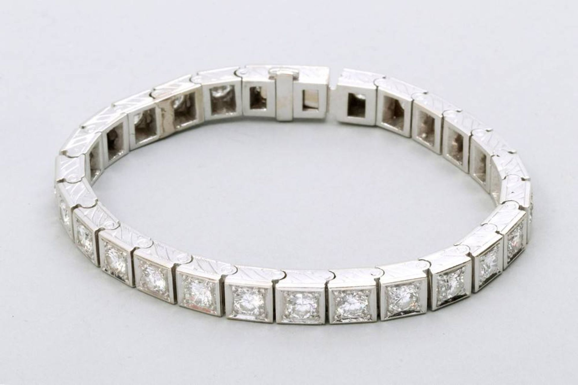 Art Deco bracelet 750 white gold, 27 brilliant cut diamonds, ca. 6,75ct in total, VVS/VS (one