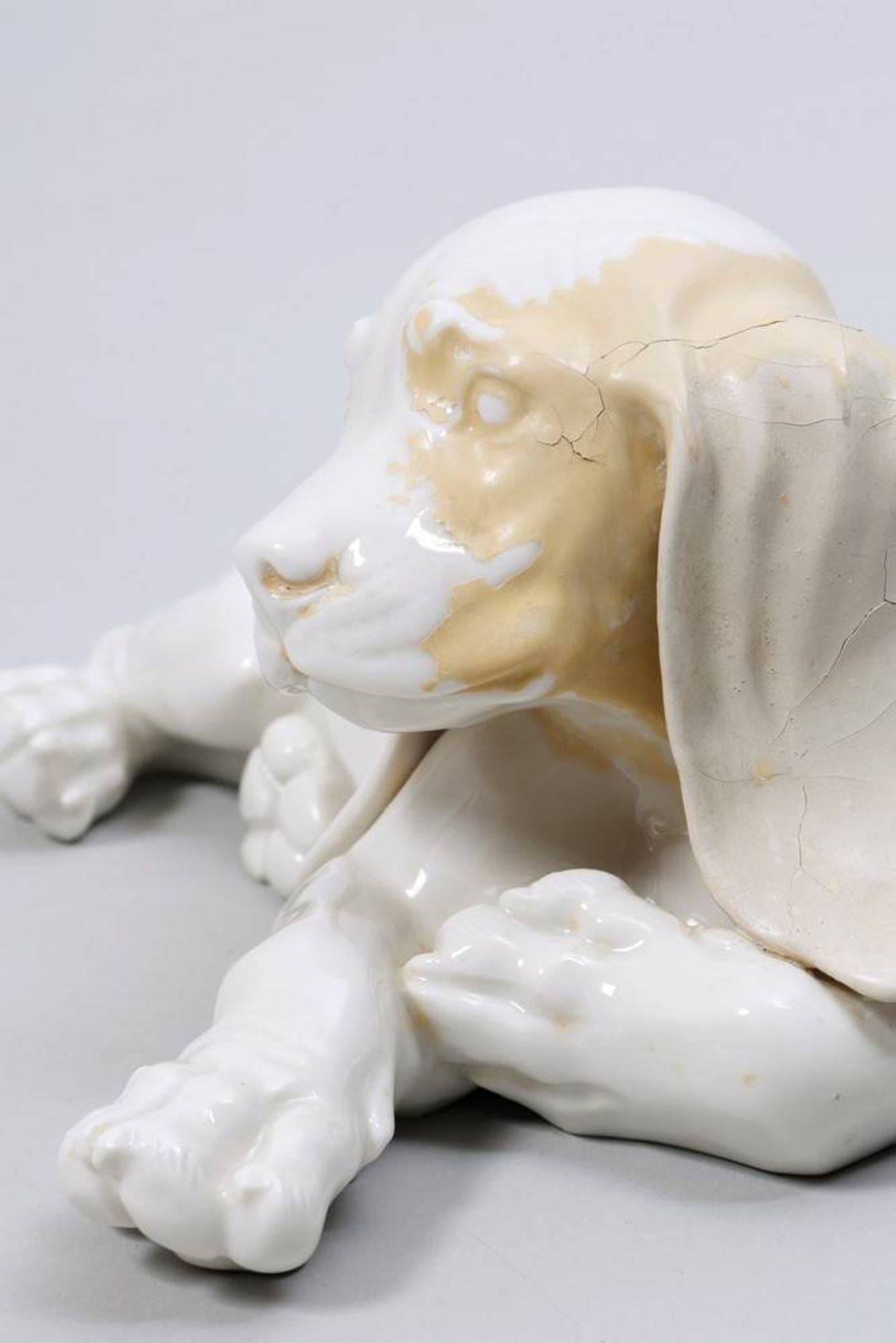 Reclining dachshund Allach, 1933-45, porcelain, pressmarks, L: ca. 18cm, 1 ear restored, discoloured - Bild 3 aus 5