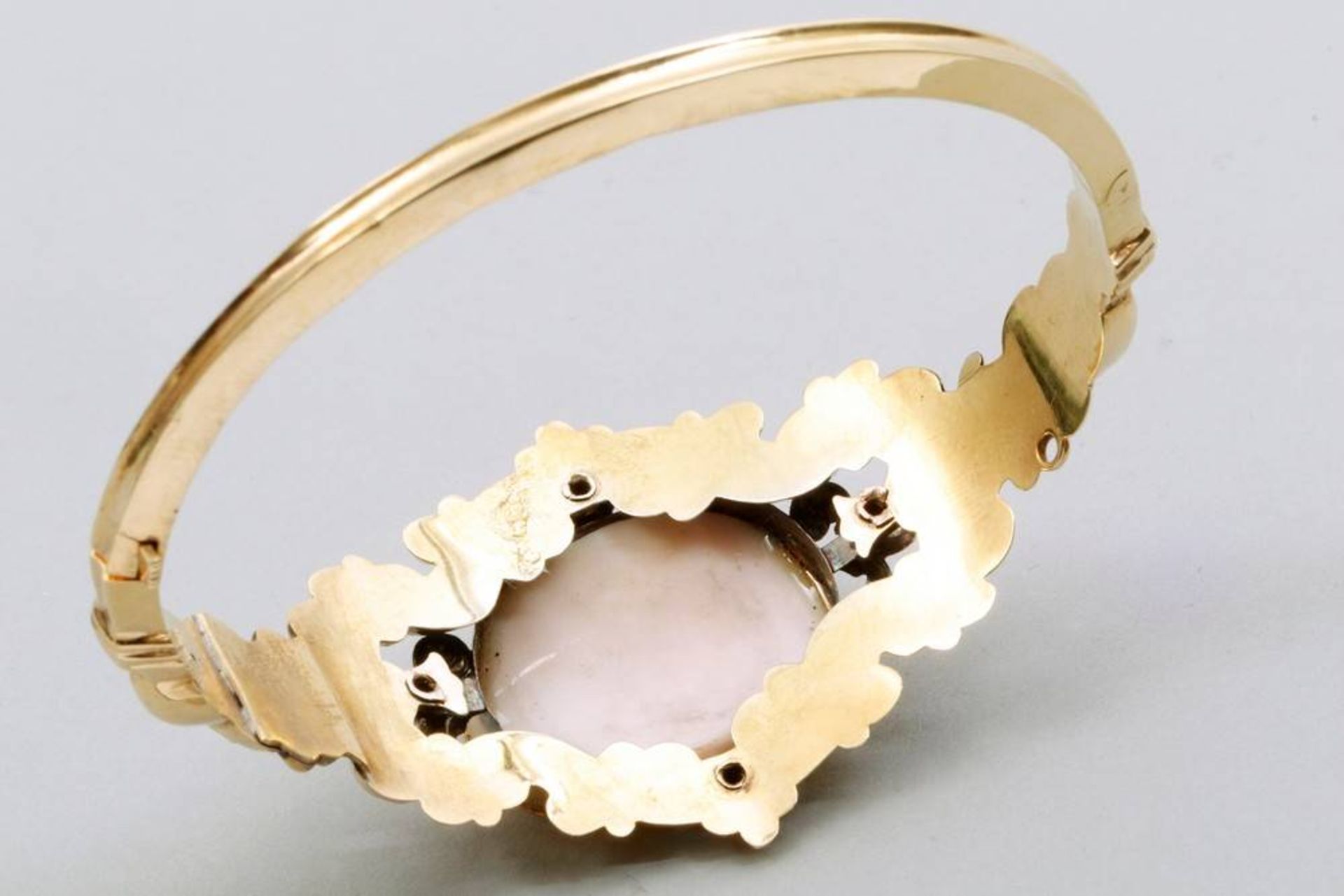 Biedermeier bracelet 14kt gold, central cameo, D: 6,5cm, ca. 10,9g, signs of ageBiedermeier- - Bild 3 aus 3