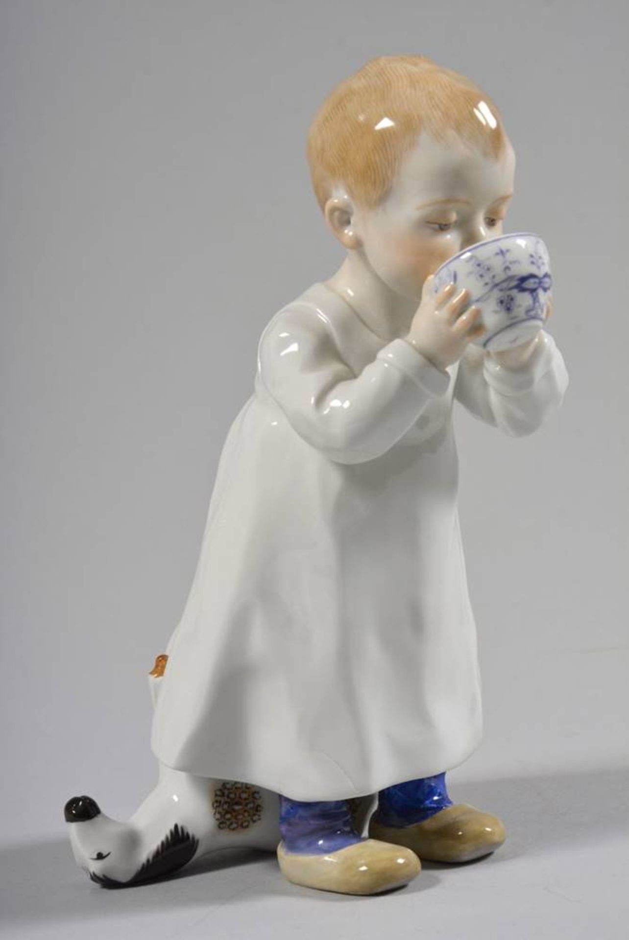 "Hentschelkind" boy with cupdesign Konrad Hentschel (1872, Cölln-1907, Meissen) for Meissen, after