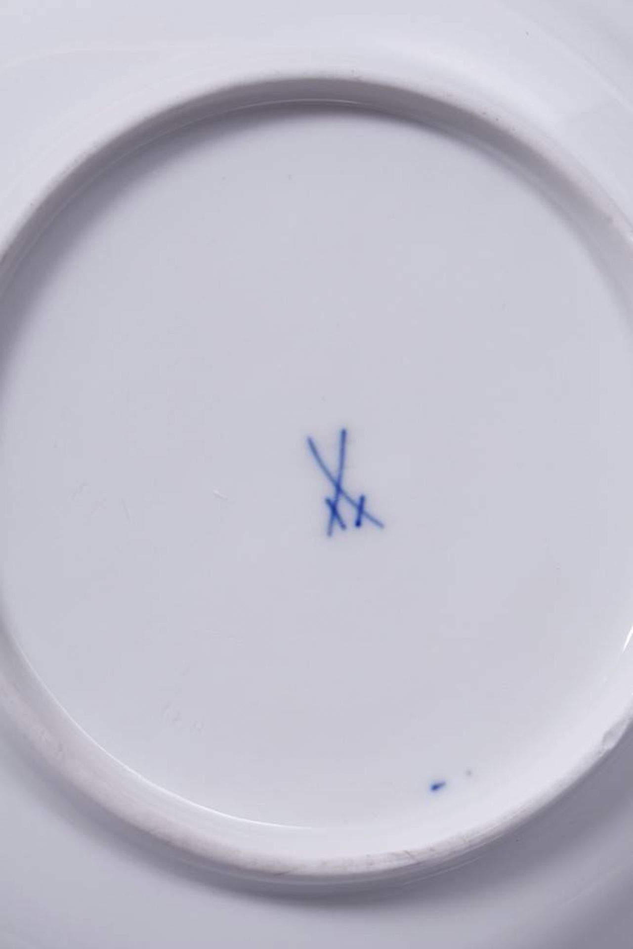 Dish Meissen, 20th C., porcelain, sword marks, 4 grind marks, D: 18,5cm, base with minor - Bild 3 aus 3