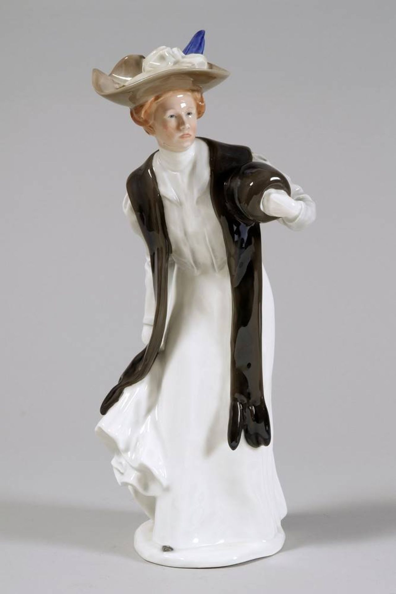 Lady with muff Design Konrad Hentschel for Meissen, ca. 1906, porcelain, sword mark, modell No. "