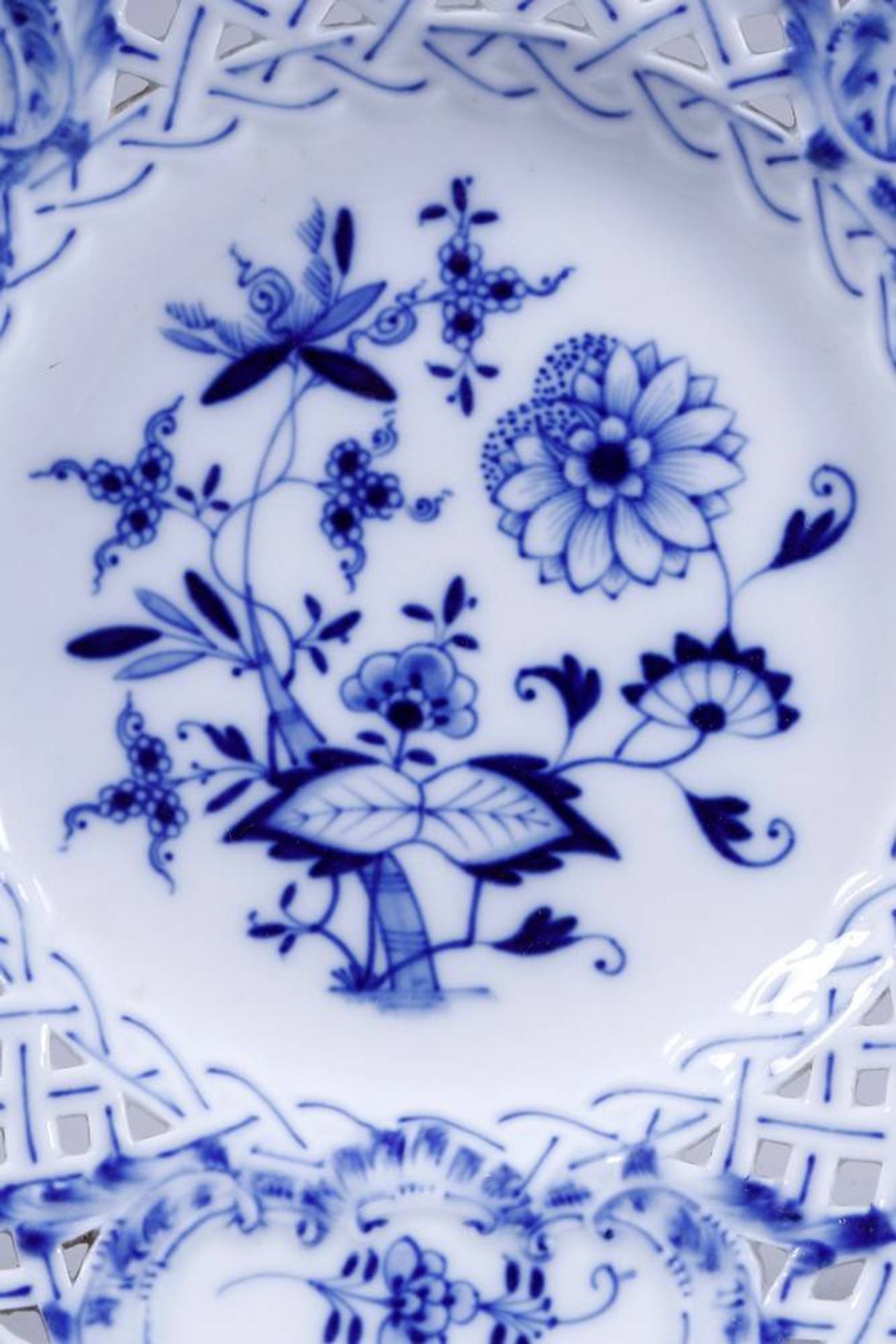 Wall plate Meissen, ca. 1900, underglaze blue "Zwiebelmuster", sword mark with grindmark, D: 20cm, - Bild 2 aus 4