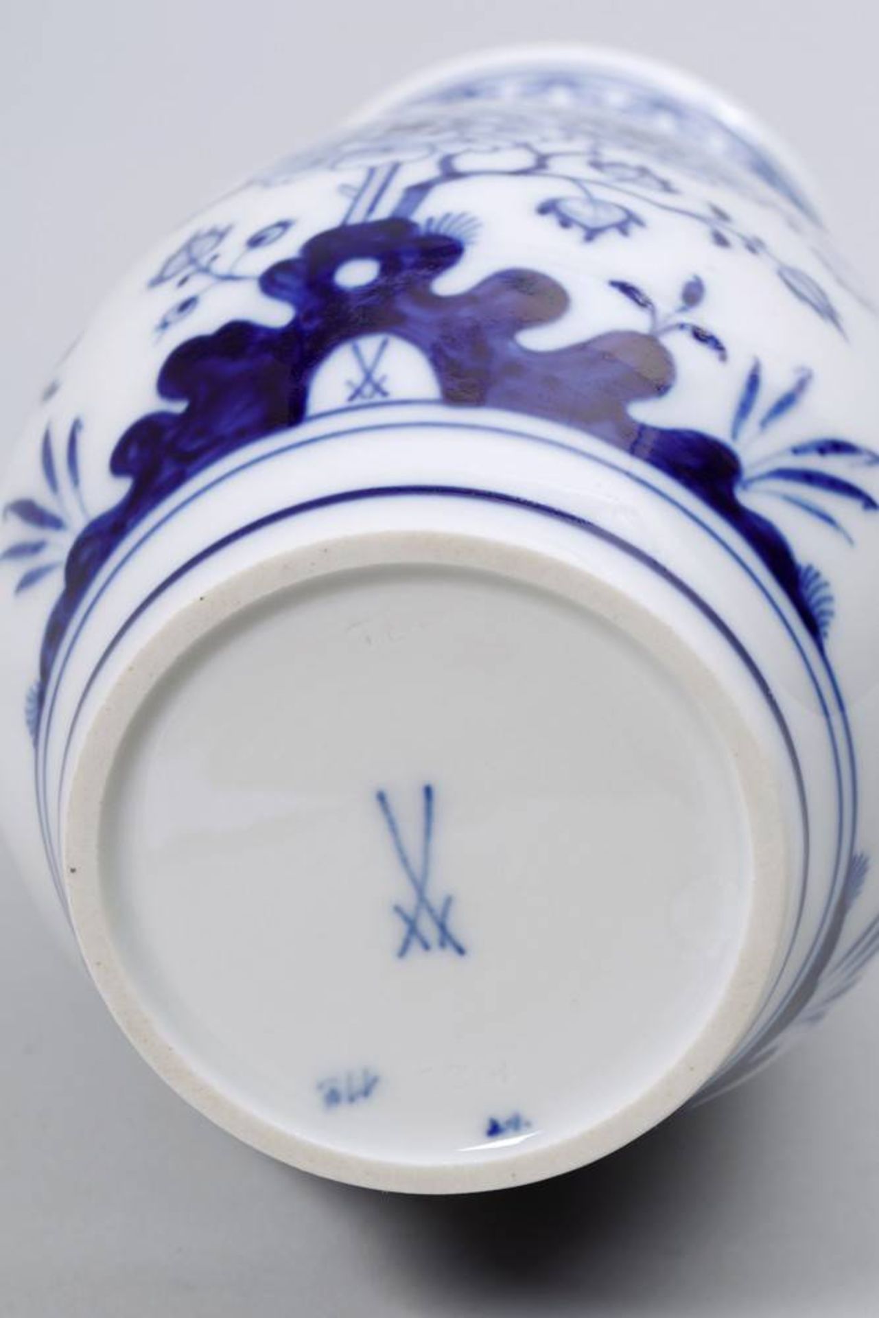 Vase Meissen, 20th C., underglaze blue bird- and rock decoration, sword mark, H: 19cm, minor signs - Bild 2 aus 2