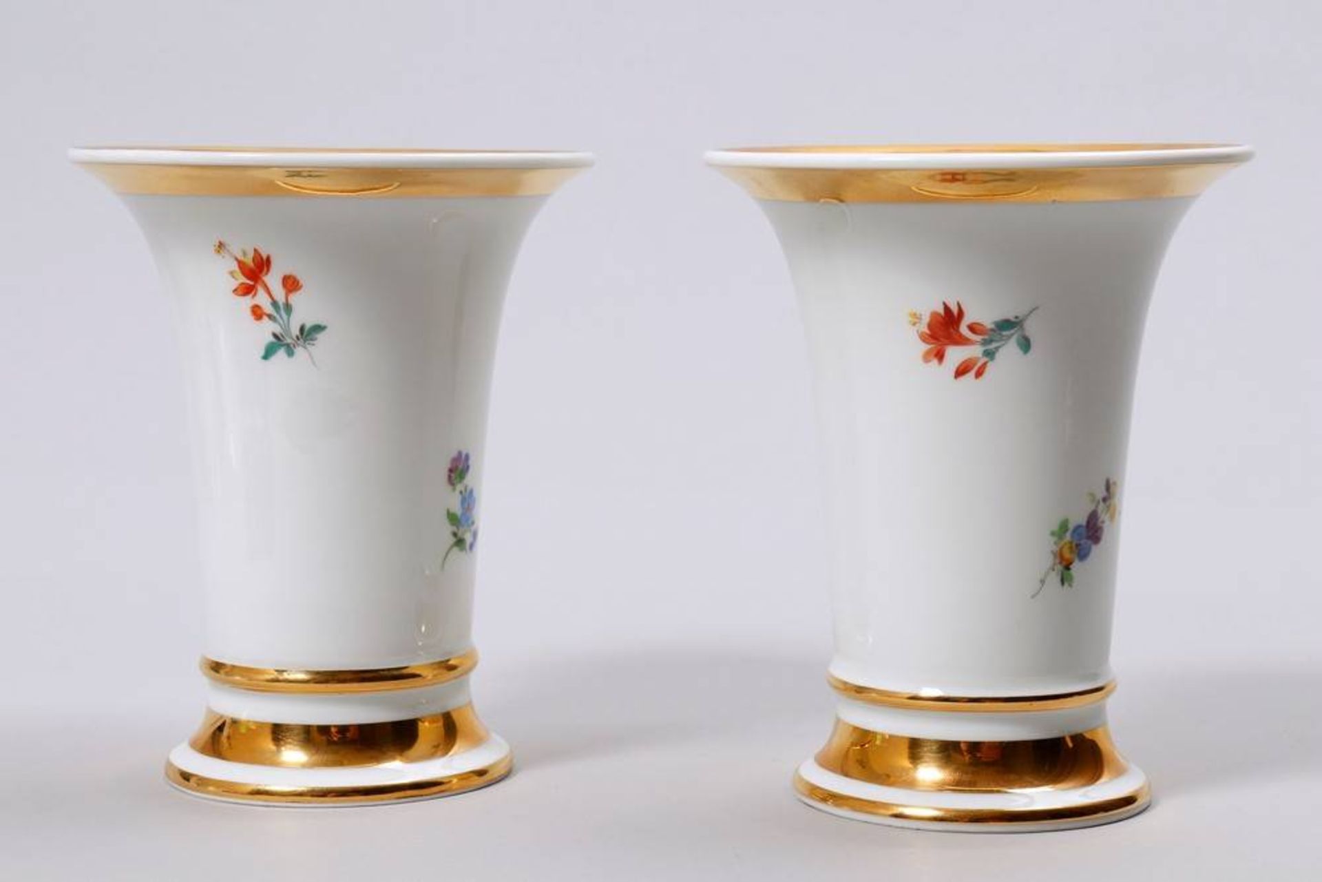 Pair of vases Meissen, 20th C., floral- and gilt decoration, sword marks, H: 14cm, minor signs of - Bild 2 aus 3