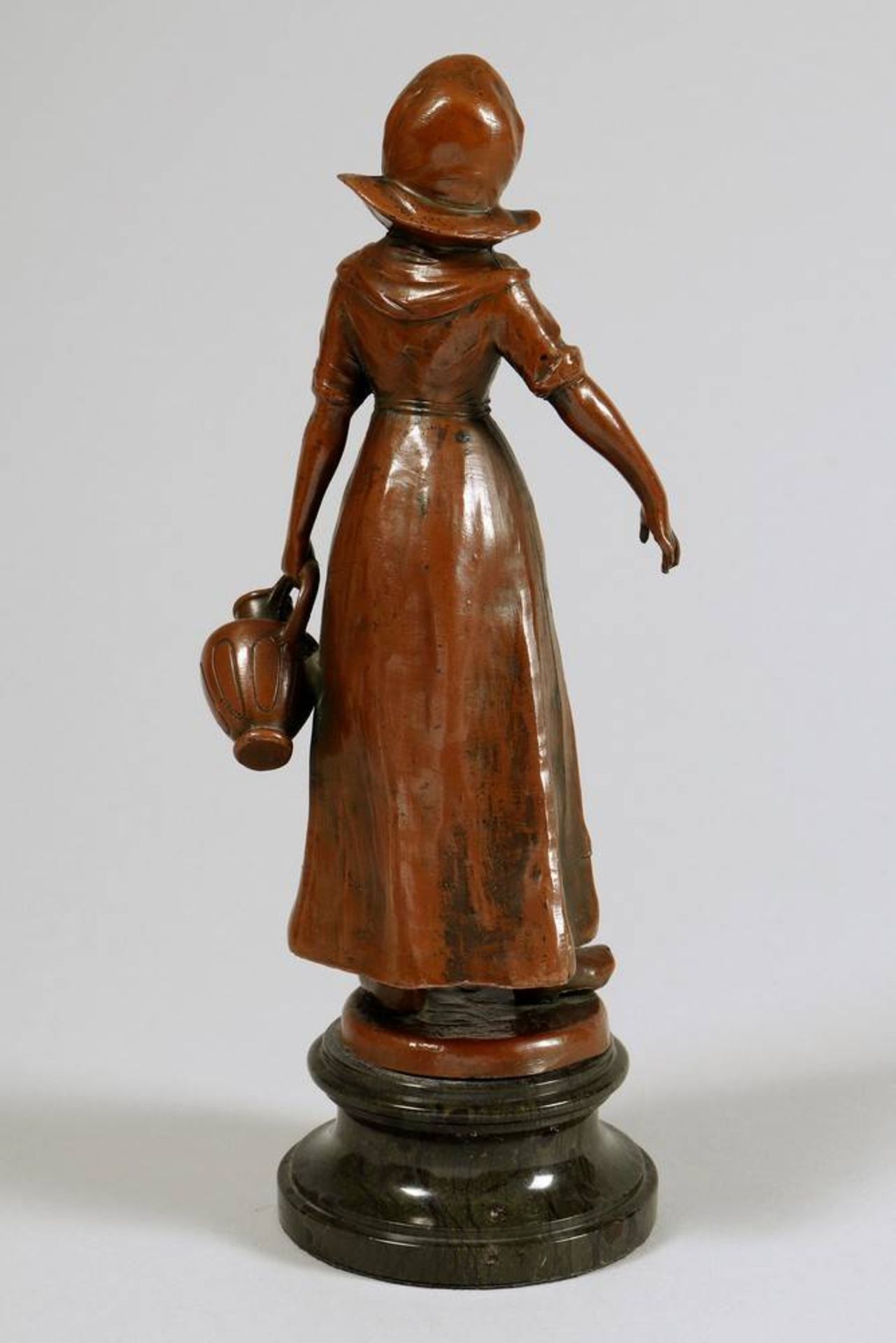 Dutch Girl poss. German, 20th C., patinated metal, stone base, H: 20,5cmJunge Holländerin wohl - Bild 2 aus 4