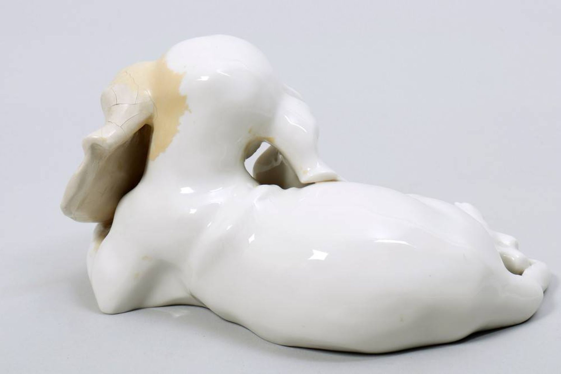 Reclining dachshund Allach, 1933-45, porcelain, pressmarks, L: ca. 18cm, 1 ear restored, discoloured - Bild 2 aus 5