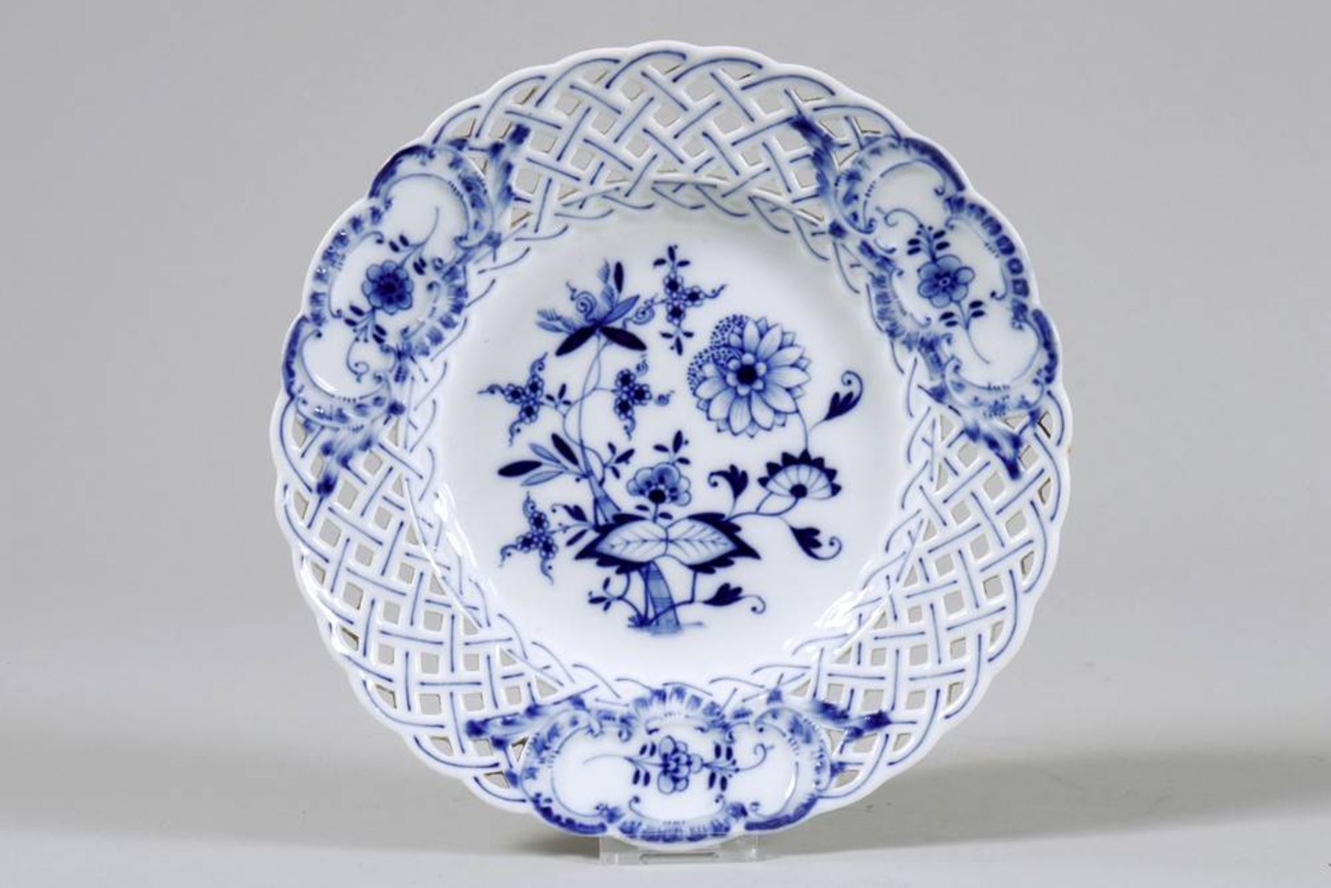 Wall plate Meissen, ca. 1900, underglaze blue "Zwiebelmuster", sword mark with grindmark, D: 20cm,