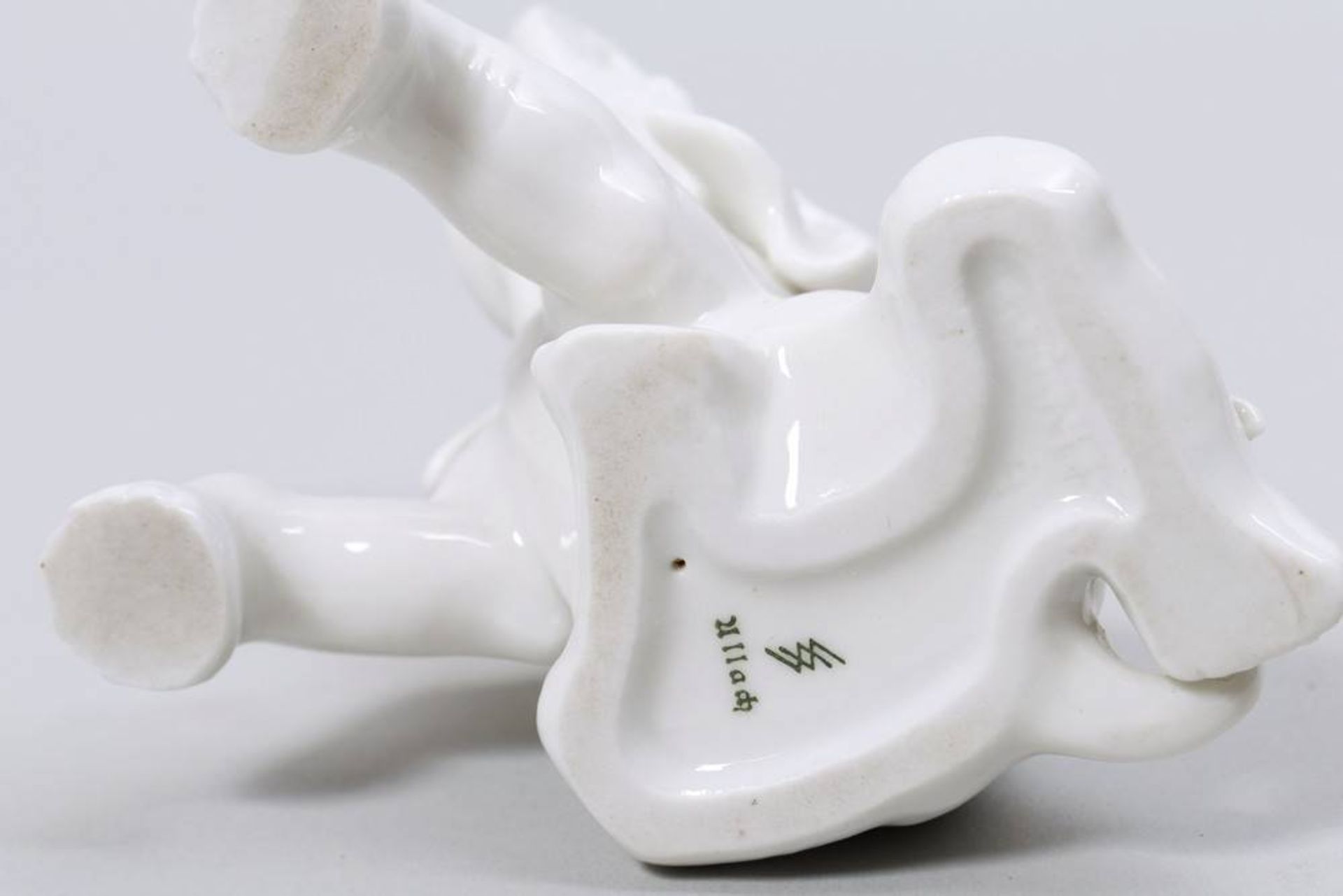 Reclining elephant Allach, 1933-45, porcelain, marked, illegible pressNo., H: 7cmHockender - Bild 5 aus 5