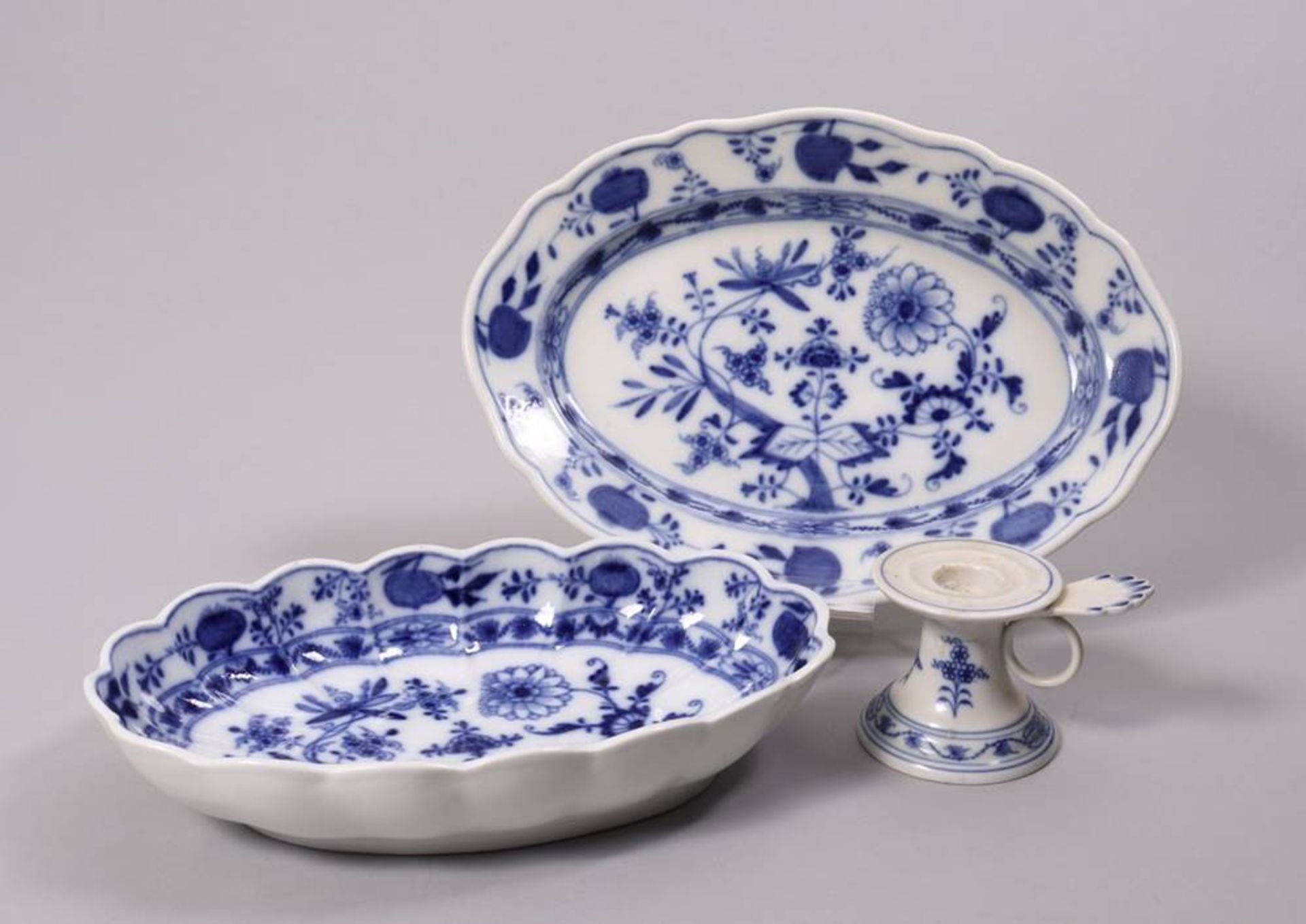 Lot porcelain Meissen, pattern "Zwiebelmuster", 1 oval plate, ca. 1860, dish, ca. 1860, candlestick,
