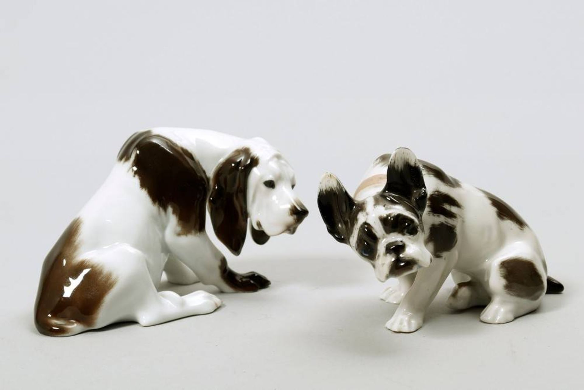 2 dog figurines design Fritz Diller (1875 Gerthausen - 1946 München) for Rosenthal , ca. 1916,