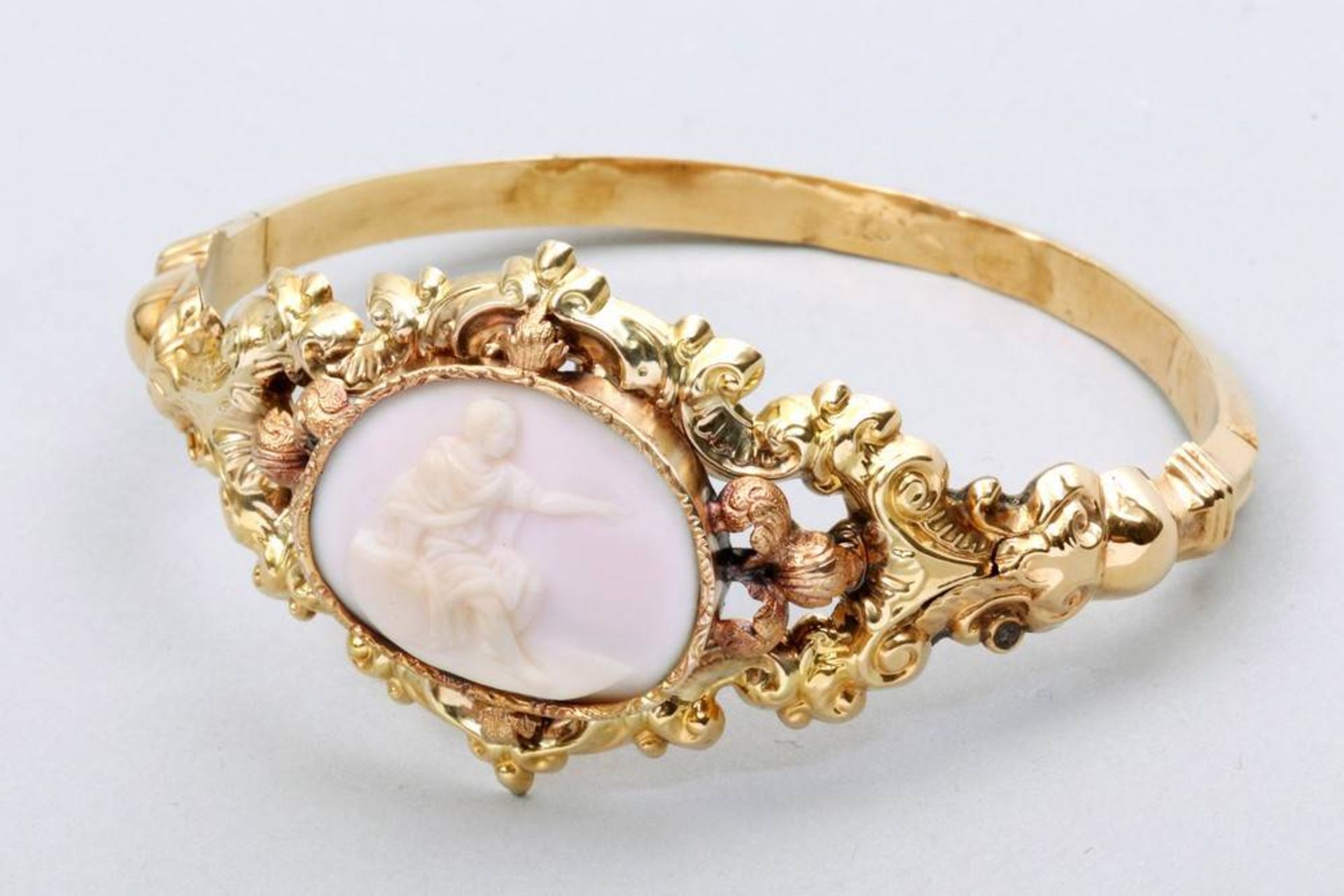 Biedermeier bracelet 14kt gold, central cameo, D: 6,5cm, ca. 10,9g, signs of ageBiedermeier-