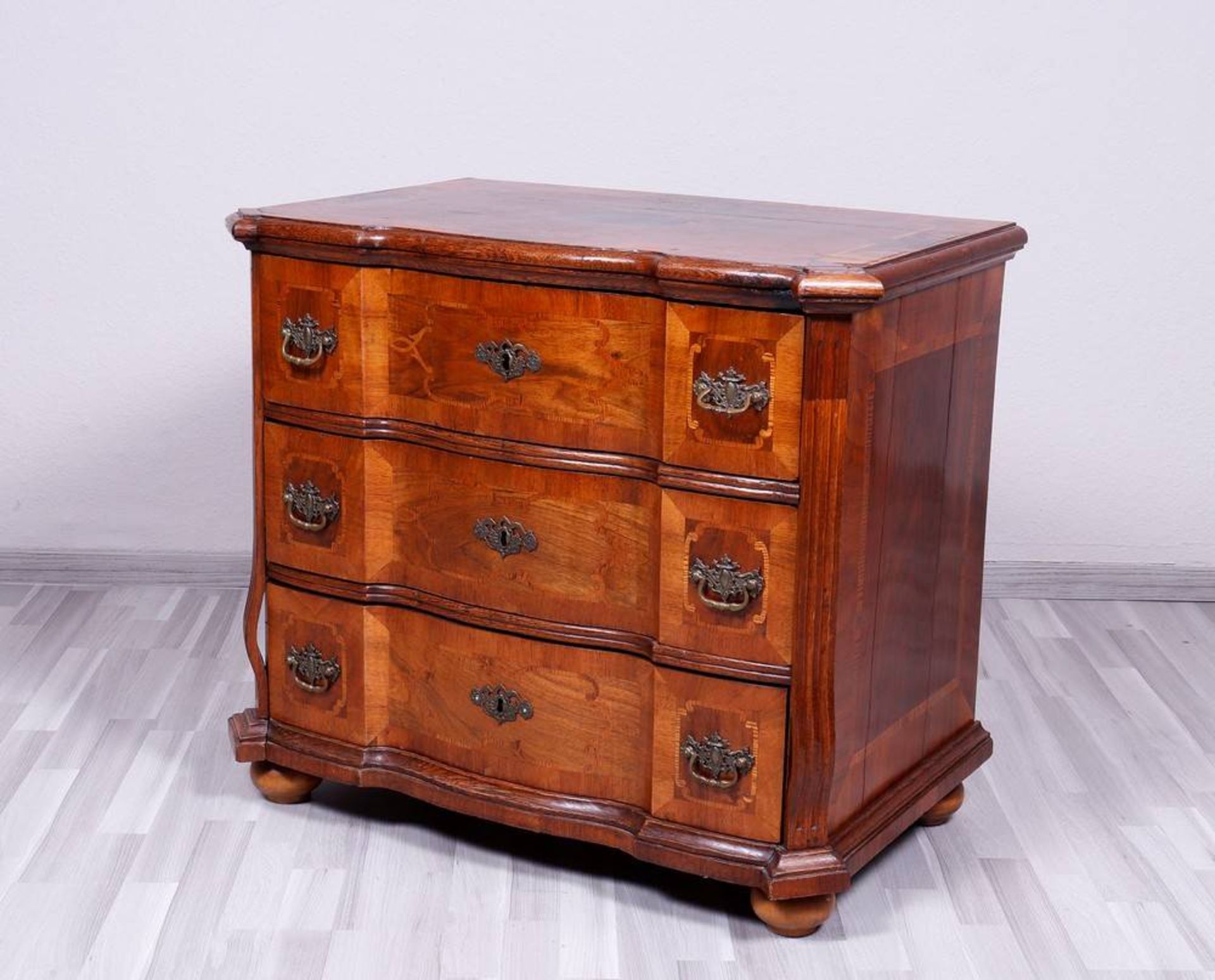 Small baroque chest of drawers German, 19th C., walnut a.o., HxWxD: 77,5x89x55cm, signs of age,