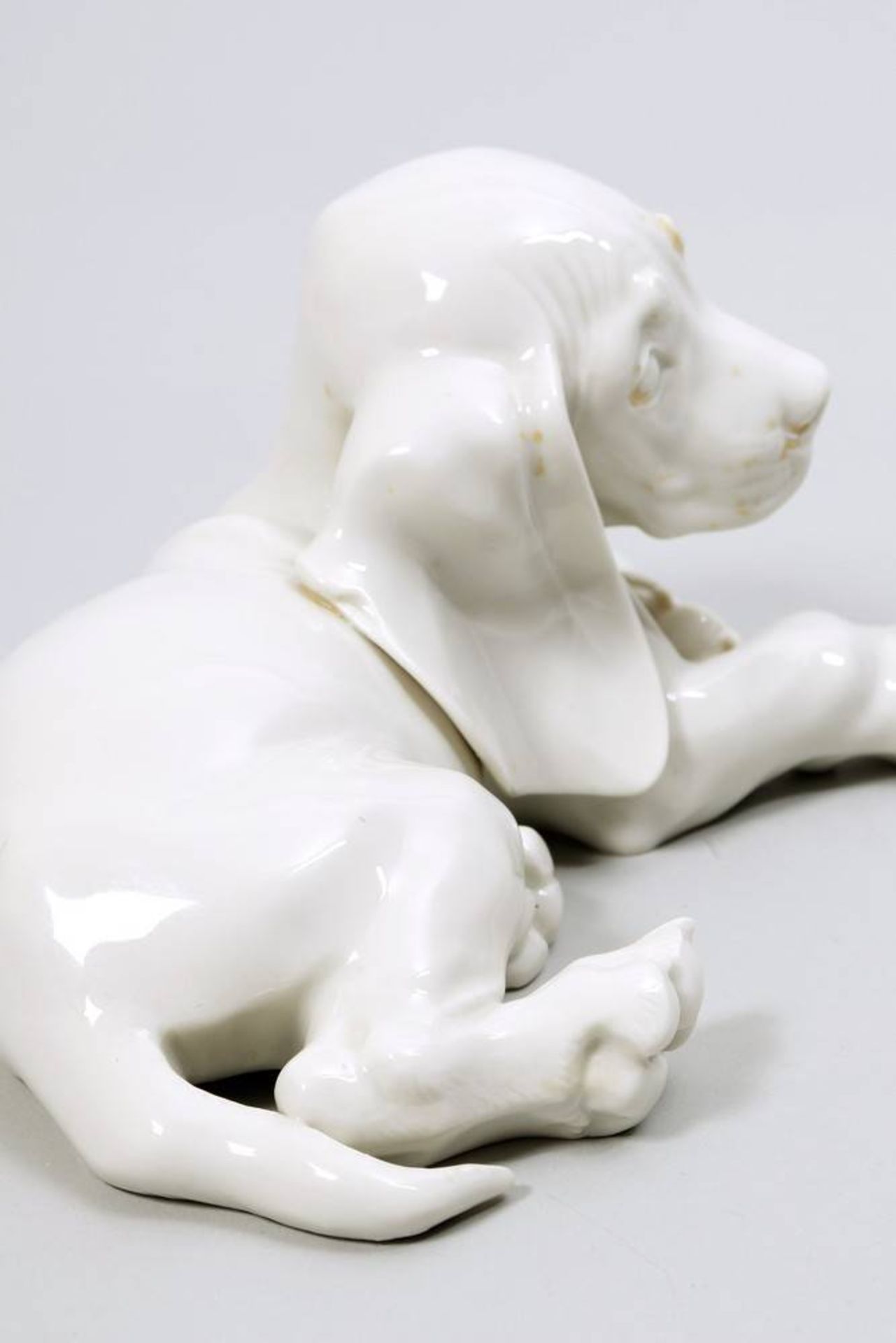 Reclining dachshund Allach, 1933-45, porcelain, pressmarks, L: ca. 18cm, 1 ear restored, discoloured - Bild 4 aus 5