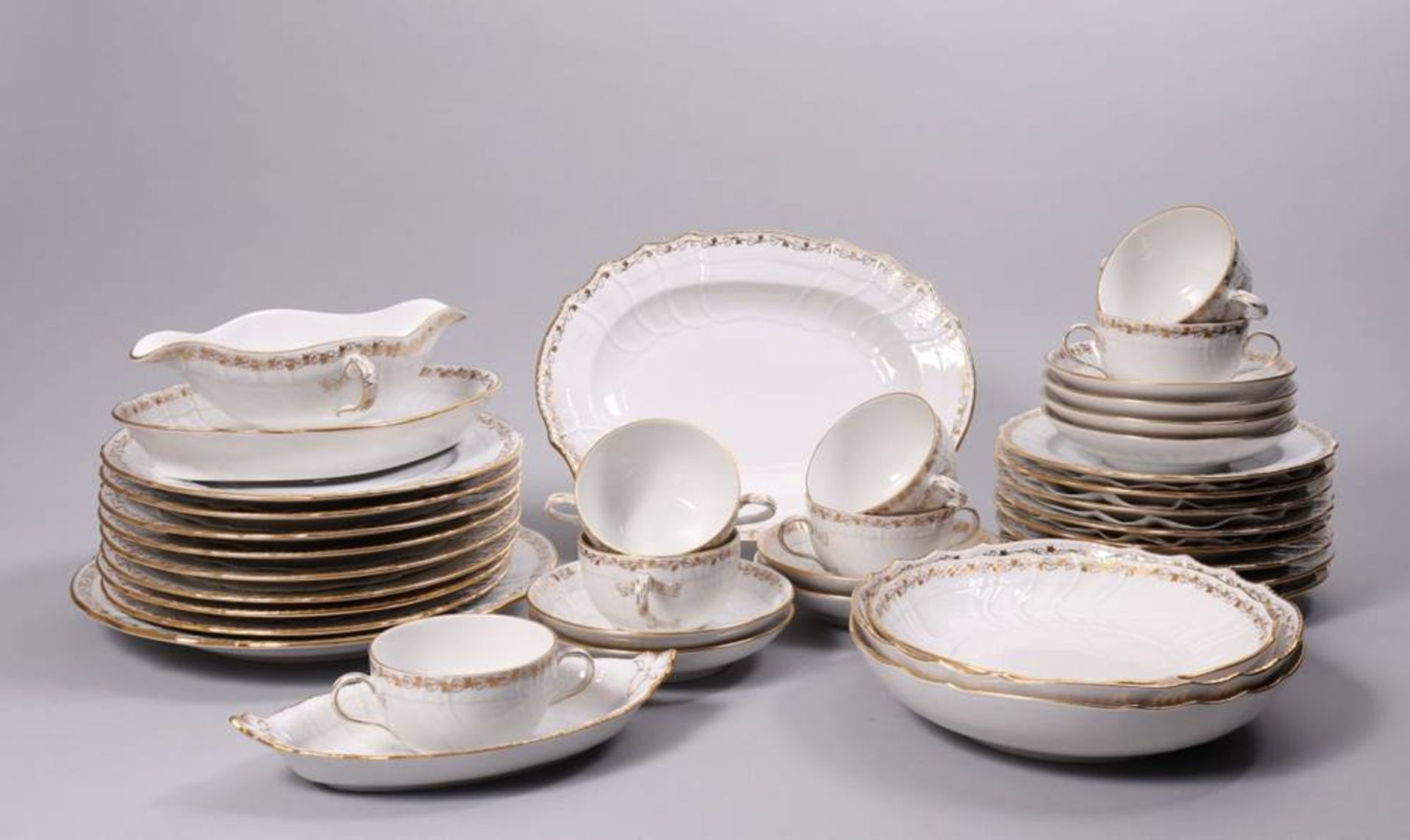 Dinner-service fr 8 PersonsKPM Berlin, Neuozier with gold vine decoration, 38 pcs, small oval