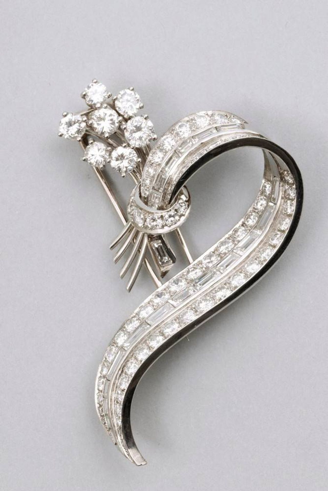 Art Deco brooch 750 white gold, S-shape with floral application, set with 90 diamonds, thereof 60 - Bild 3 aus 3