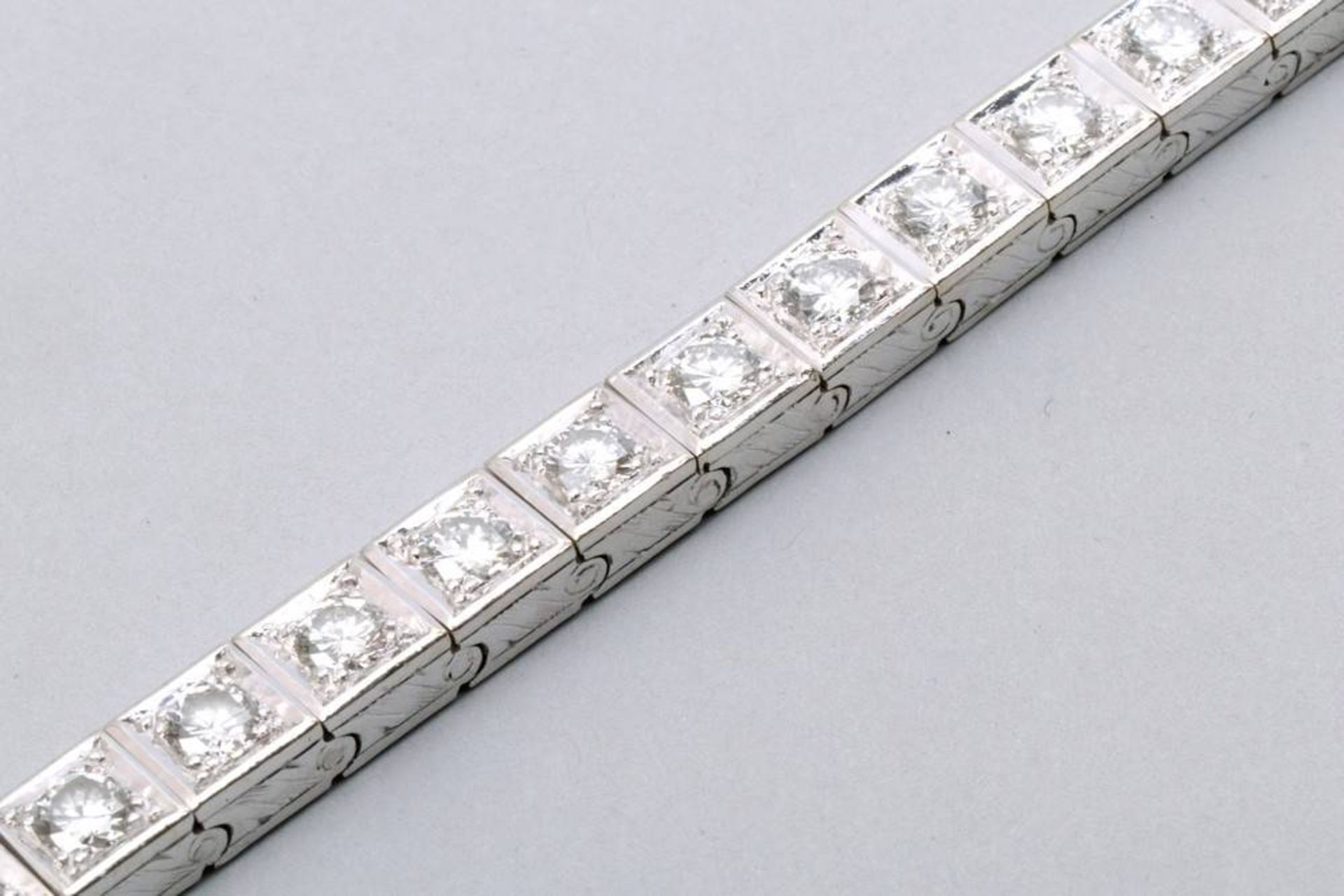 Art Deco bracelet 750 white gold, 27 brilliant cut diamonds, ca. 6,75ct in total, VVS/VS (one - Bild 4 aus 5
