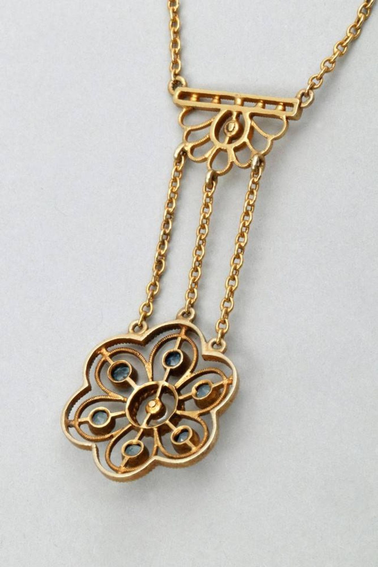 Art Nouveau collier 20/22kt gold, ca. 1900, set with pearls and blue stones, L: 43cm, ca. 4,7g in - Bild 2 aus 3