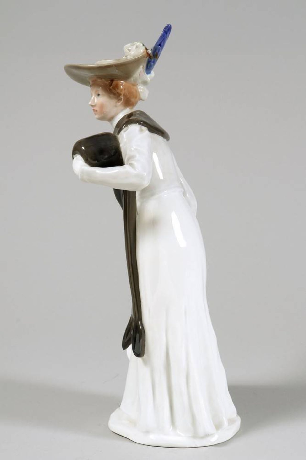 Lady with muff Design Konrad Hentschel for Meissen, ca. 1906, porcelain, sword mark, modell No. " - Bild 2 aus 10