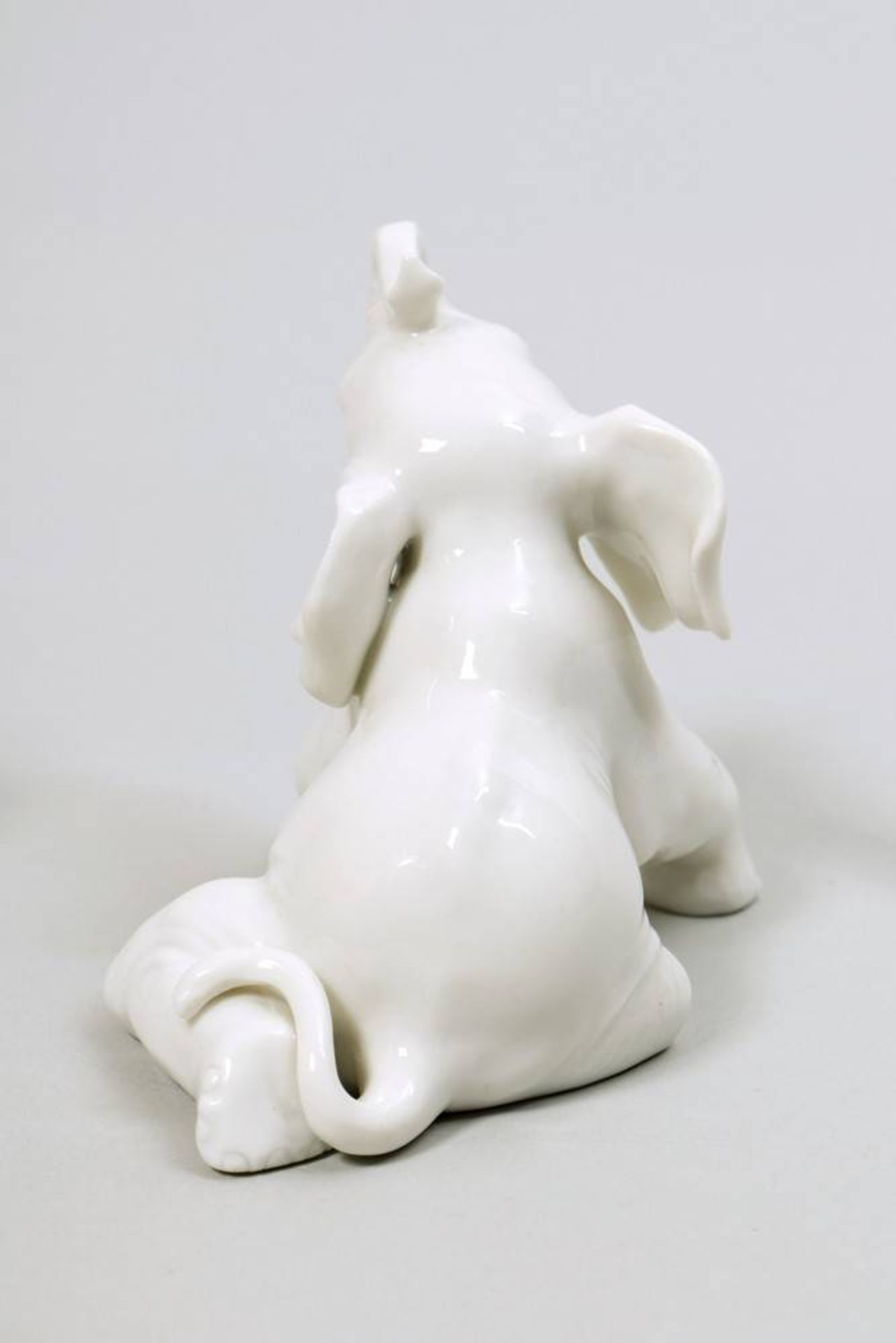 Reclining elephant Allach, 1933-45, porcelain, marked, illegible pressNo., H: 7cmHockender - Bild 4 aus 5